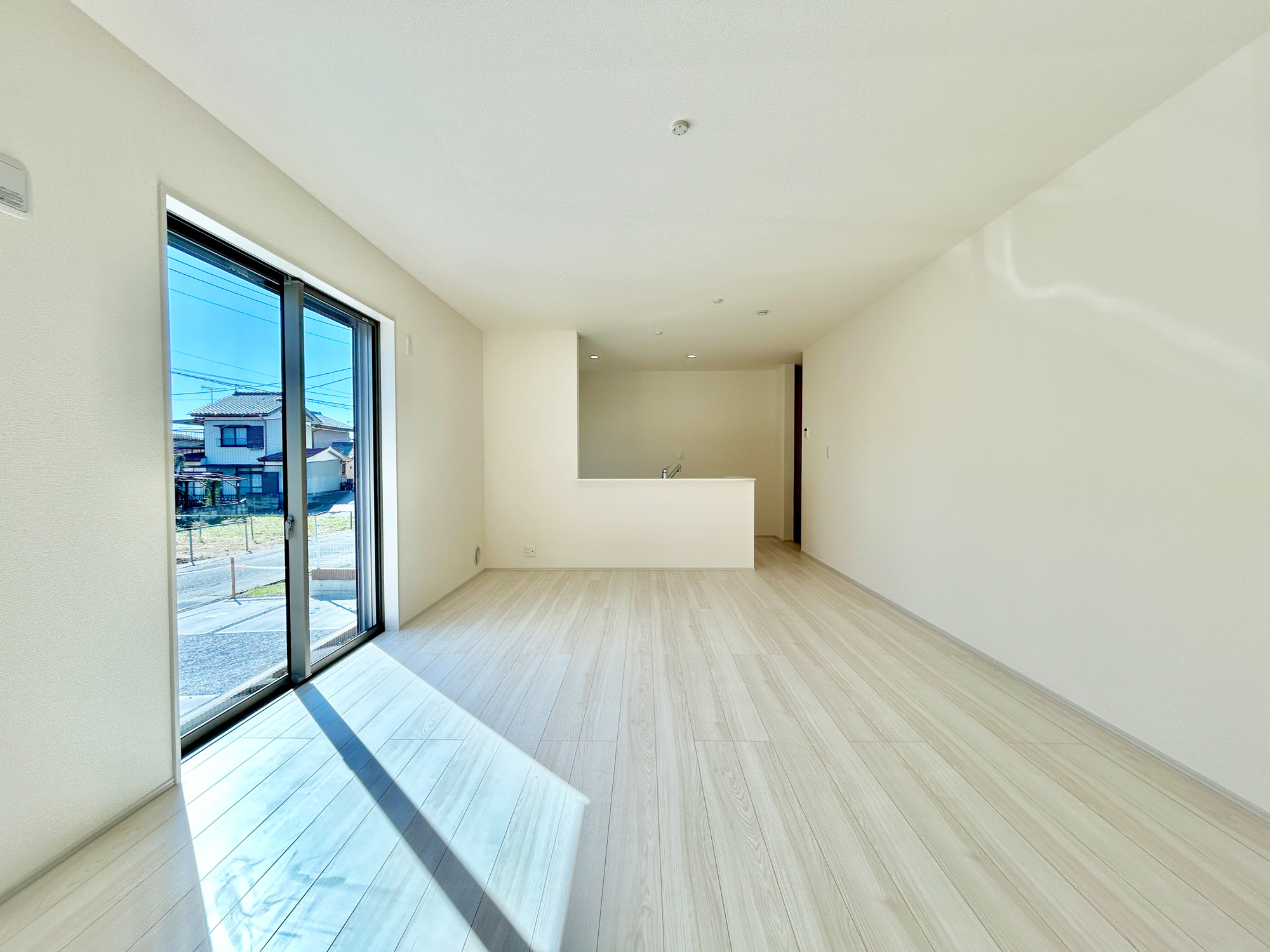 第1伊勢崎市豊城町　新築住宅全1棟の居間・リビング|室内にいても、たっぷりの陽光と爽やかな風を感じて頂ける、開放感あふれるリビングです。
ご家族と穏やかに過ごす、心地の良い時間が流れます。