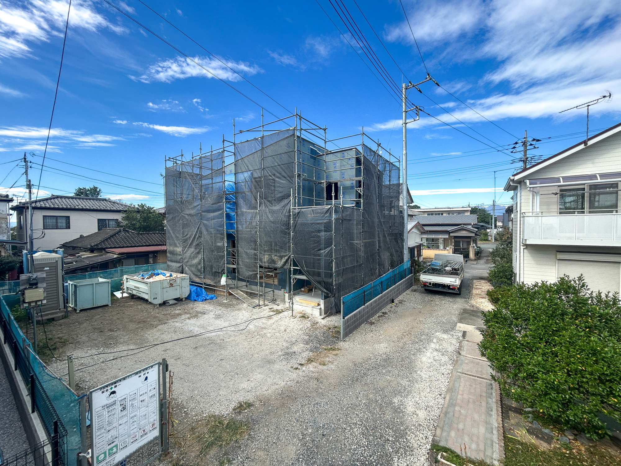 伊勢崎市曲輪町第1期　新築住宅全5棟の前面道路含む現地写真|閑静な住宅地で子育て家族にピッタリ。毎日のお散歩も快適な緑に恵まれたエリアで、自然に包まれた穏やかな暮らしを実現するための、ゆとりある住環境が整っています。

