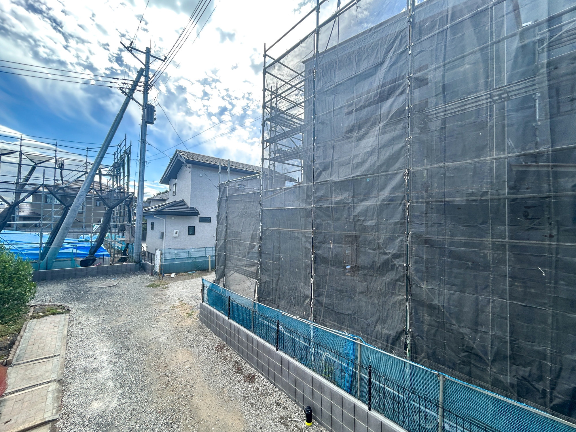 伊勢崎市曲輪町第1期　新築住宅全5棟の前面道路含む現地写真|低層の一戸建てを中心とした街並みが整然と続き、周辺は高い建物が建っていないので、採光や開放性に恵まれ、空が広く緑の多い閑静な趣を感じる環境です。

