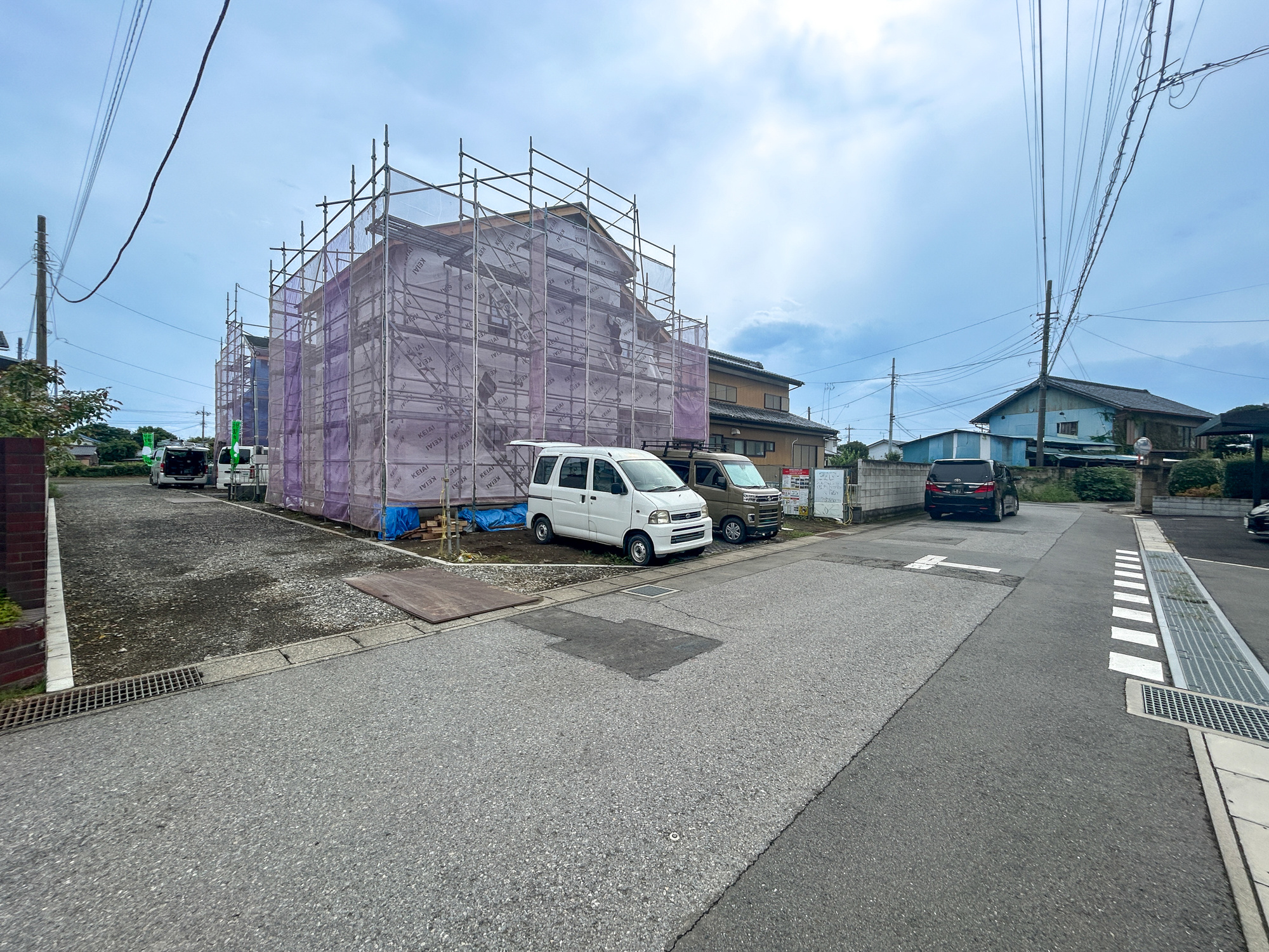 伊勢崎市北千木町1期　新築住宅全2棟の前面道路含む現地写真|低層の一戸建てを中心とした街並みが整然と続き、周辺は高い建物が建っていないので、採光や開放性に恵まれ、空が広く緑の多い閑静な趣を感じる環境です。

