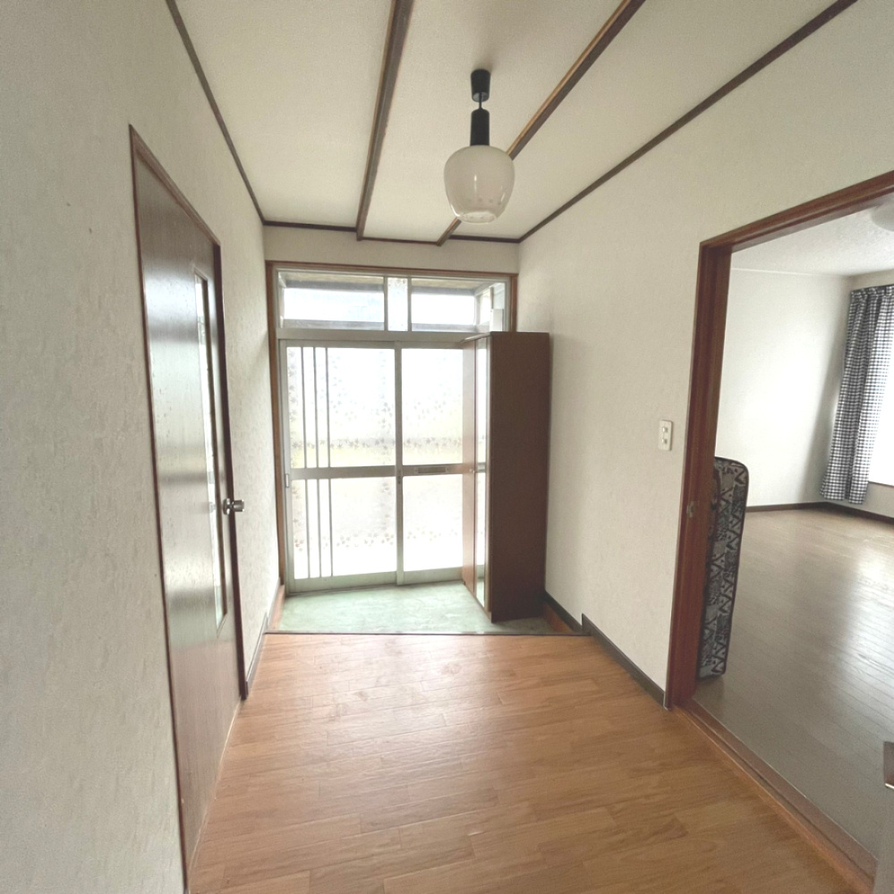 登別市千歳町3丁目8-7　中古住宅の玄関