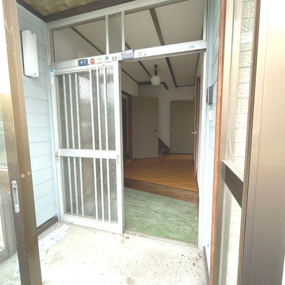 登別市千歳町3丁目8-7　中古住宅の玄関