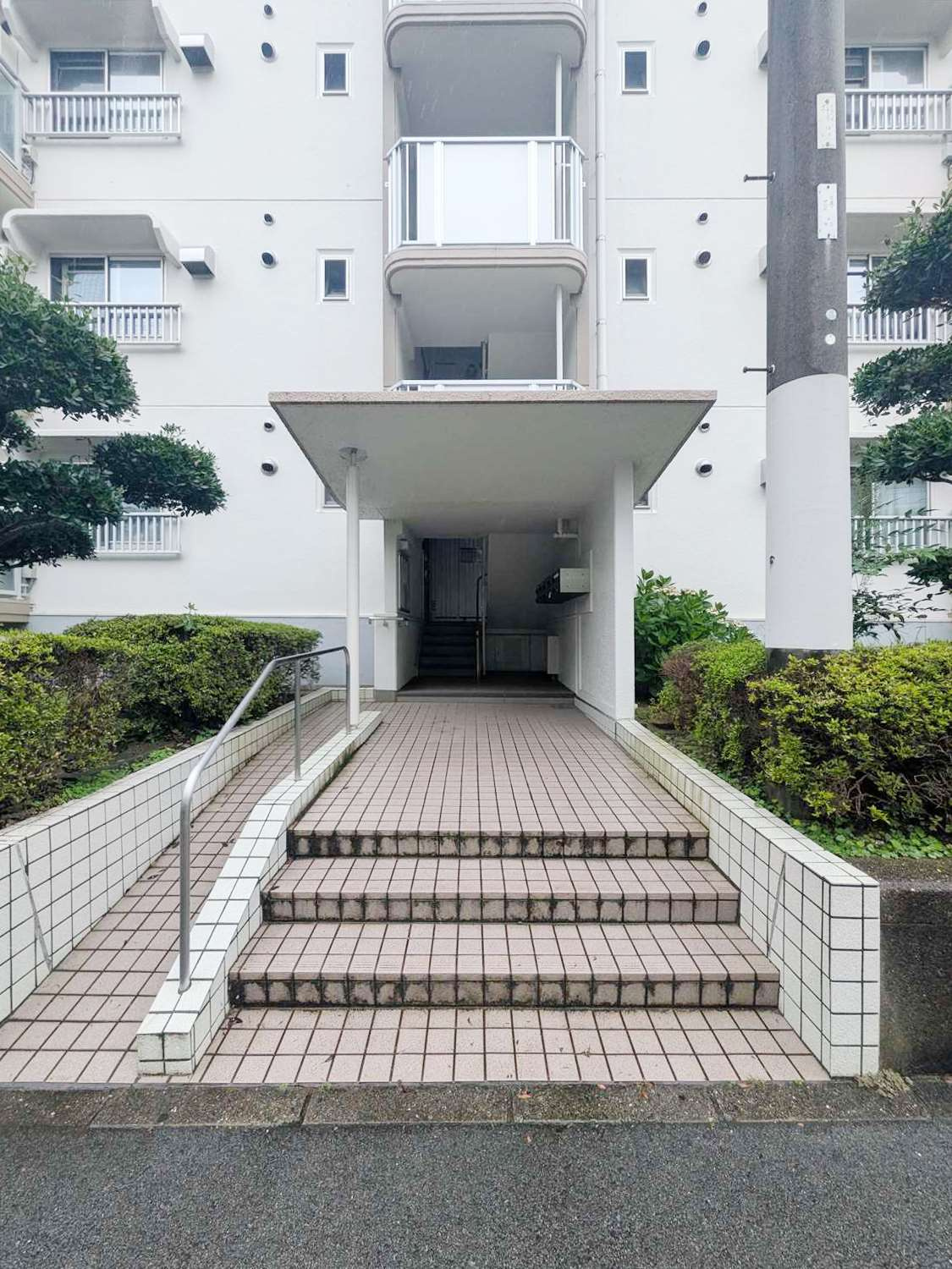 名谷14団地53号棟のエントランス