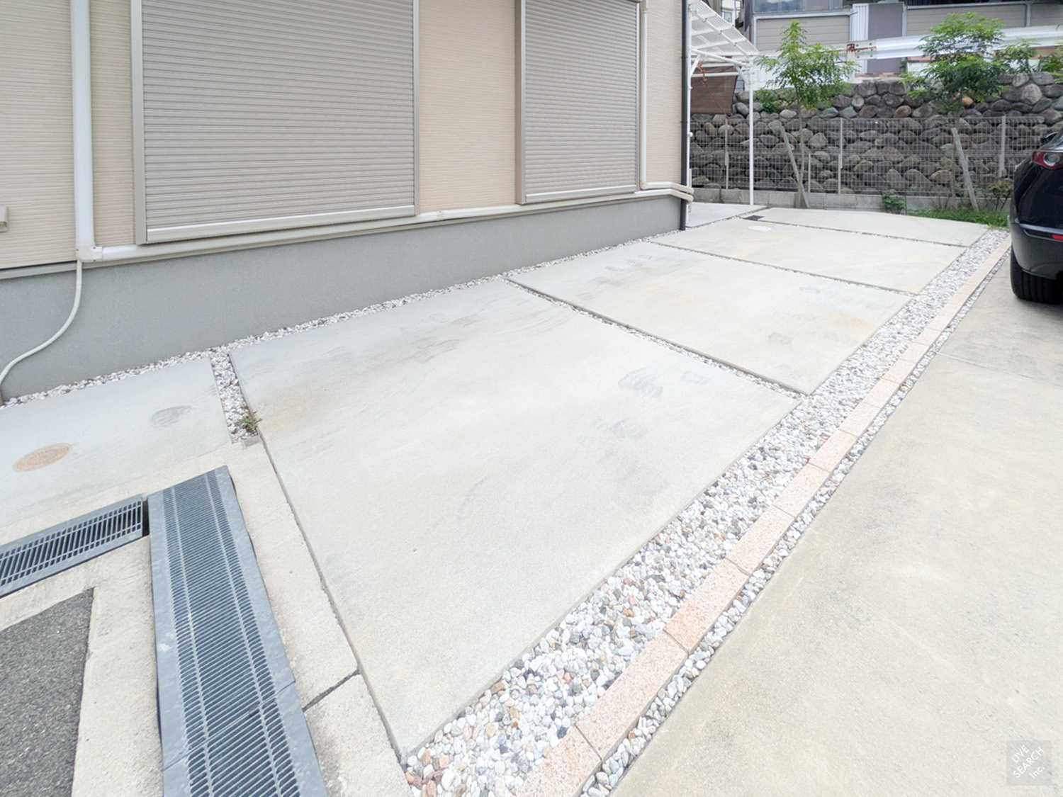 豊中市上野西３丁目 戸建ての駐車場|カースペース２台分（車種によります）（幅：約2.4m、奥行き：約6.7ｍ）