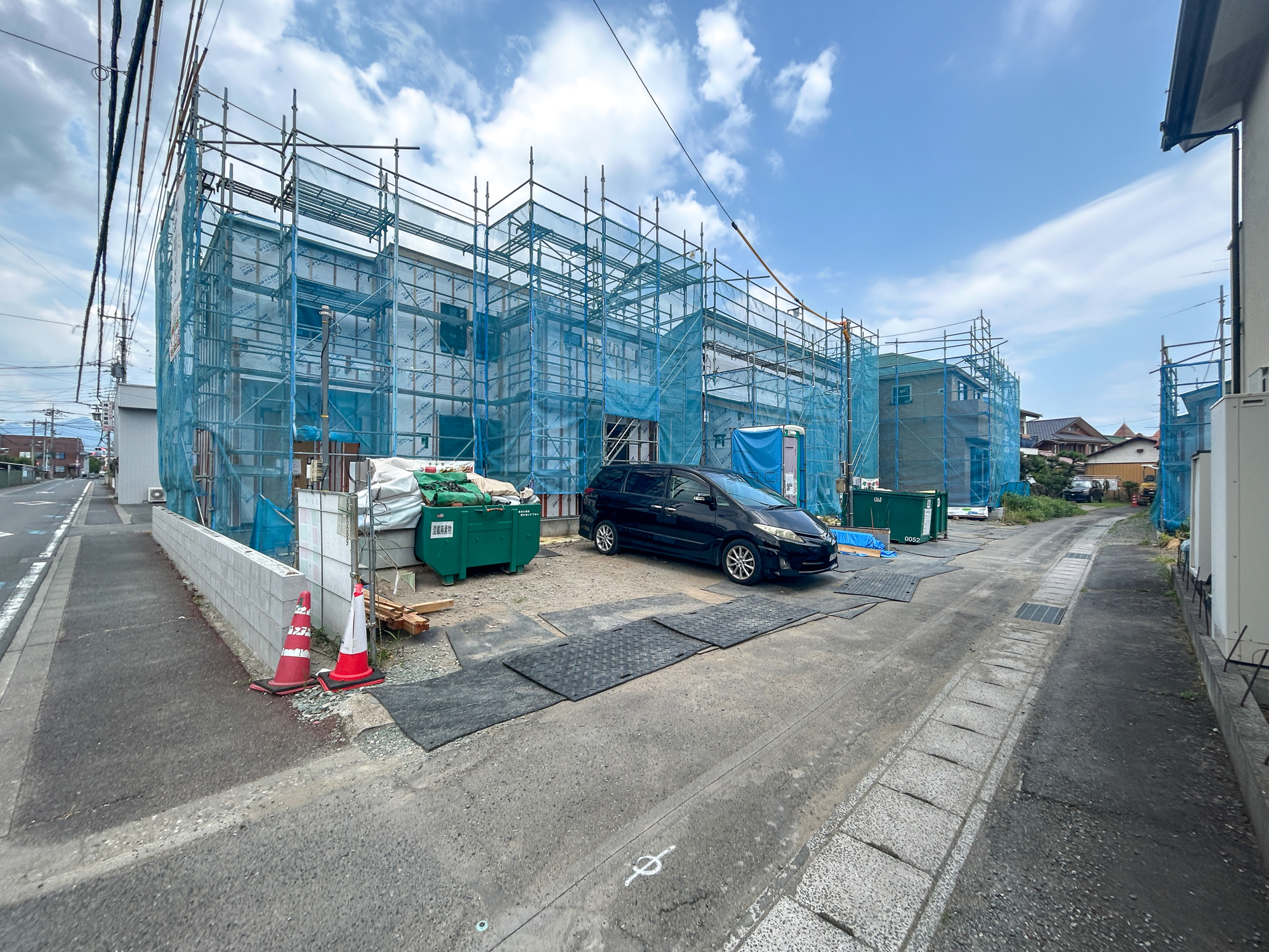 高崎市下小鳥町1期　新築住宅全4棟の前面道路含む現地写真|閑静な住宅地で子育て家族にピッタリ。毎日のお散歩も快適な緑に恵まれたエリアで、自然に包まれた穏やかな暮らしを実現するための、ゆとりある住環境が整っています。

