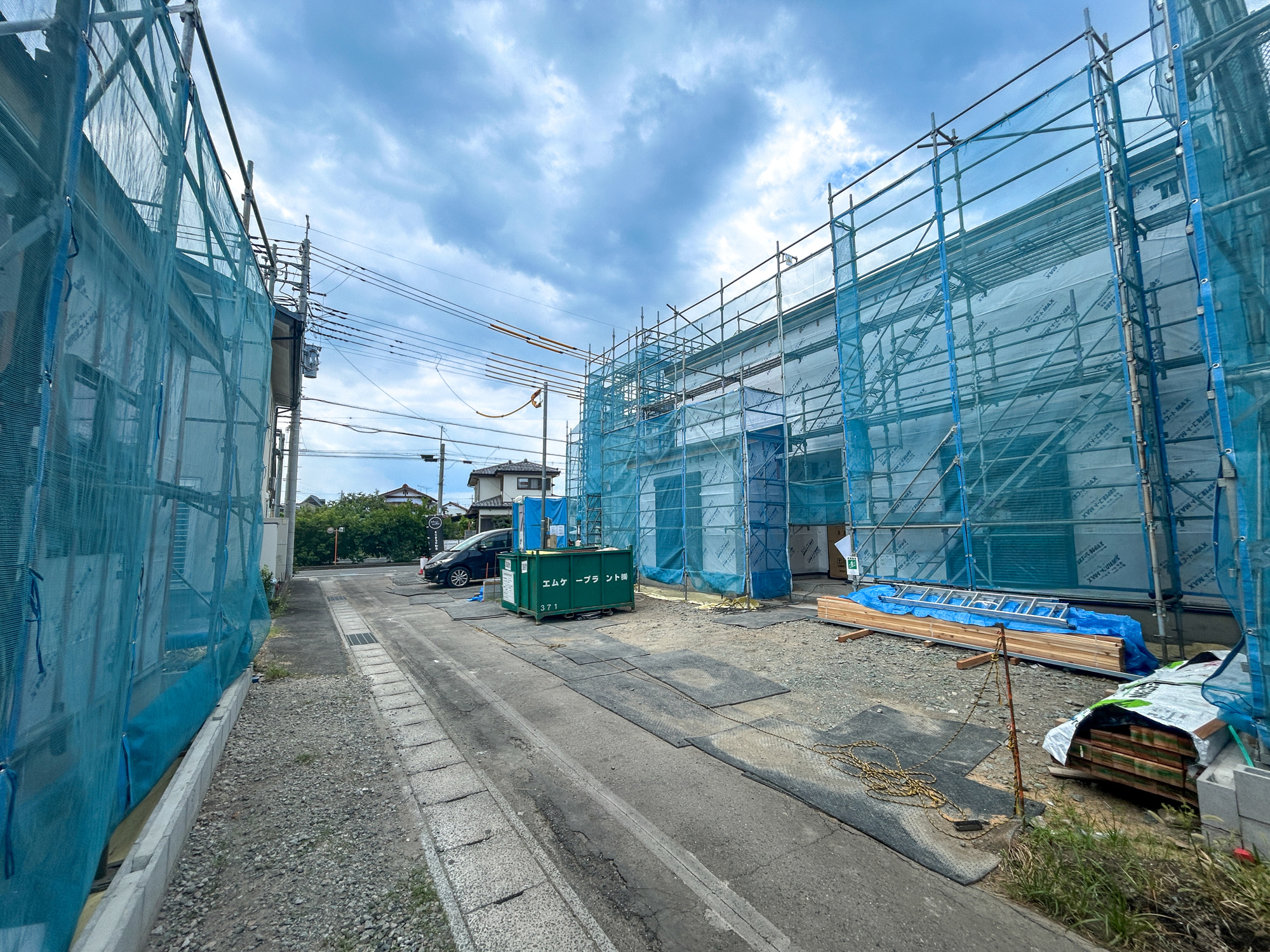 高崎市下小鳥町1期　新築住宅全4棟の前面道路含む現地写真|低層の一戸建てを中心とした街並みが整然と続き、周辺は高い建物が建っていないので、採光や開放性に恵まれ、空が広く緑の多い閑静な趣を感じる環境です。

