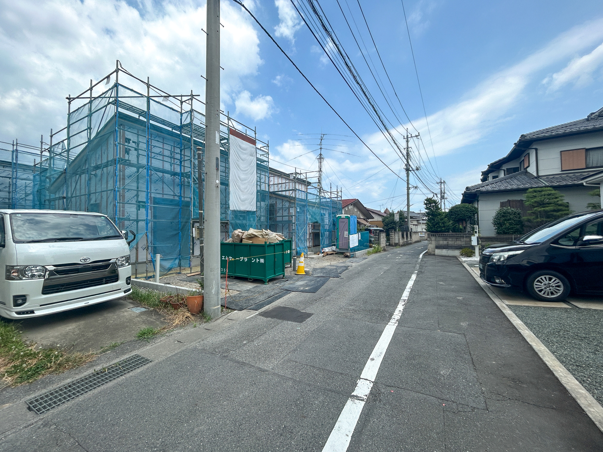 高崎市下小鳥町1期　新築住宅全4棟の前面道路含む現地写真|閑静な住宅地で子育て家族にピッタリ。毎日のお散歩も快適な緑に恵まれたエリアで、自然に包まれた穏やかな暮らしを実現するための、ゆとりある住環境が整っています。

