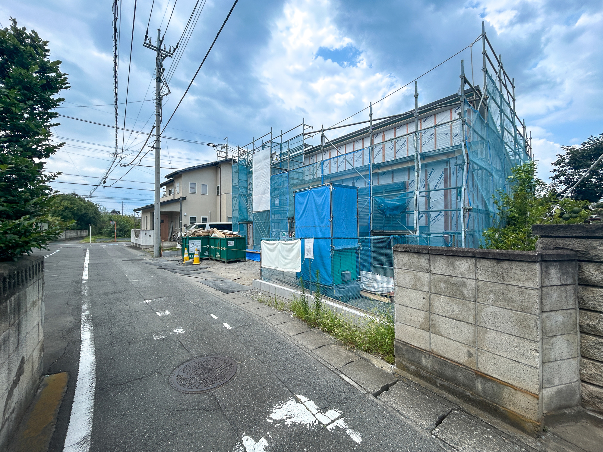 高崎市下小鳥町1期　新築住宅全4棟の前面道路含む現地写真|低層の一戸建てを中心とした街並みが整然と続き、周辺は高い建物が建っていないので、採光や開放性に恵まれ、空が広く緑の多い閑静な趣を感じる環境です。

