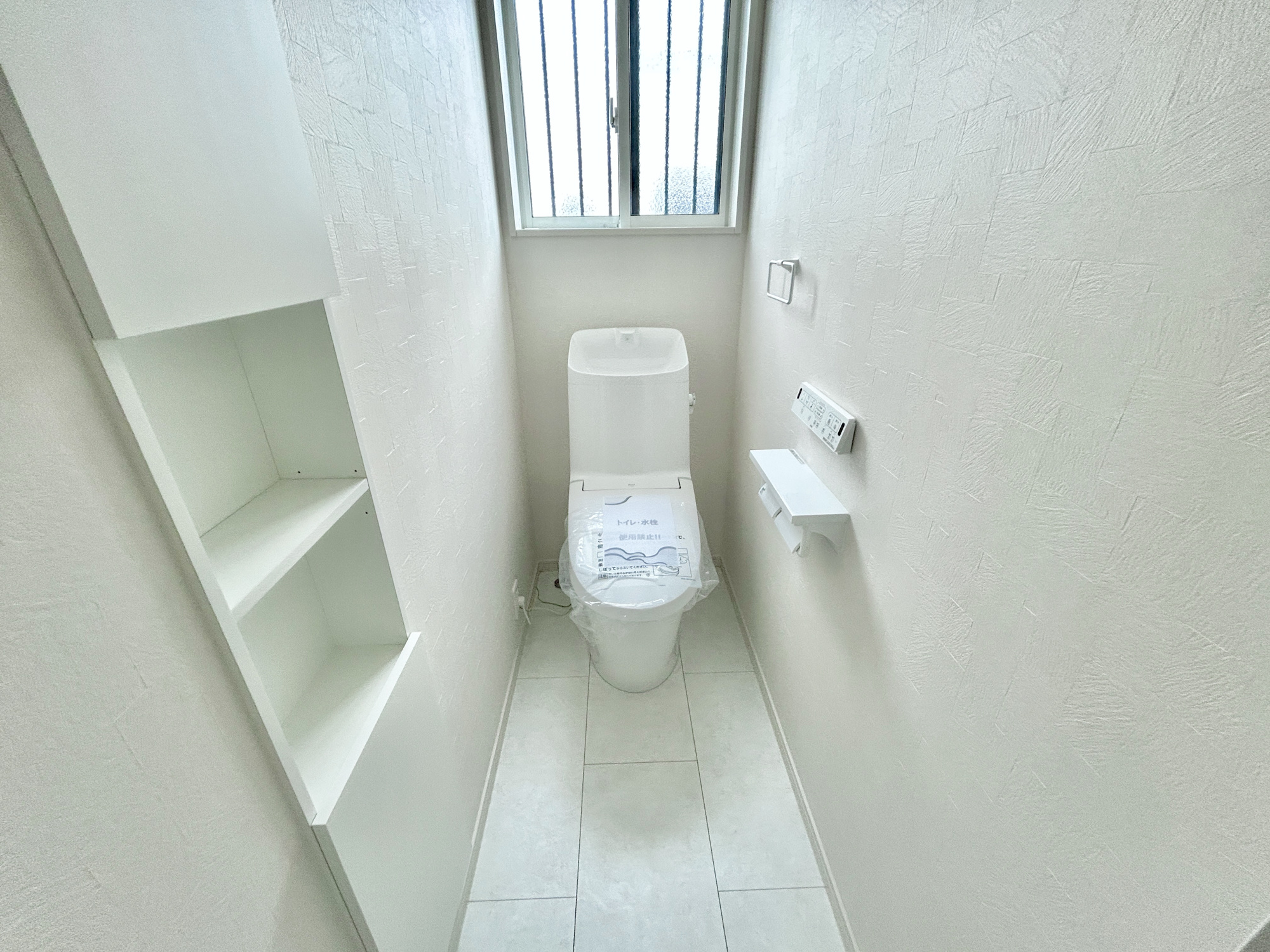 高崎市引間町　新築住宅全2区画のトイレ|節水型でエコなトイレには、今では当たり前の洗浄便座付き。便座を温める機能もついていて、居心地良くてトイレから出られなくなるかも！換気用に換気扇はもちろん、窓も着いているので常に快適ですね♪
