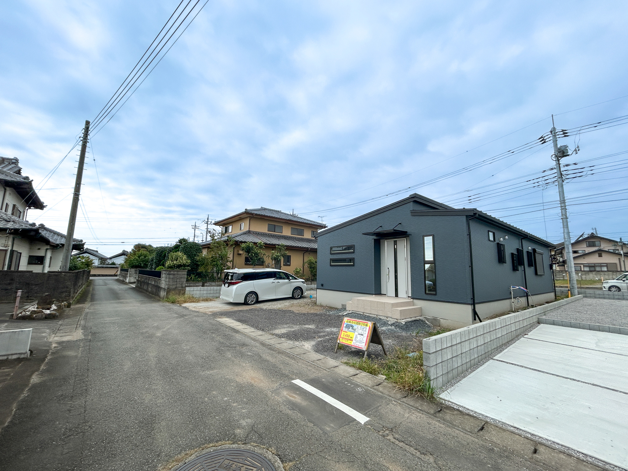 高崎市引間町　新築住宅全2区画の前面道路含む現地写真|閑静な住宅地で子育て家族にピッタリ。毎日のお散歩も快適な緑に恵まれたエリアで、自然に包まれた穏やかな暮らしを実現するための、ゆとりある住環境が整っています。

