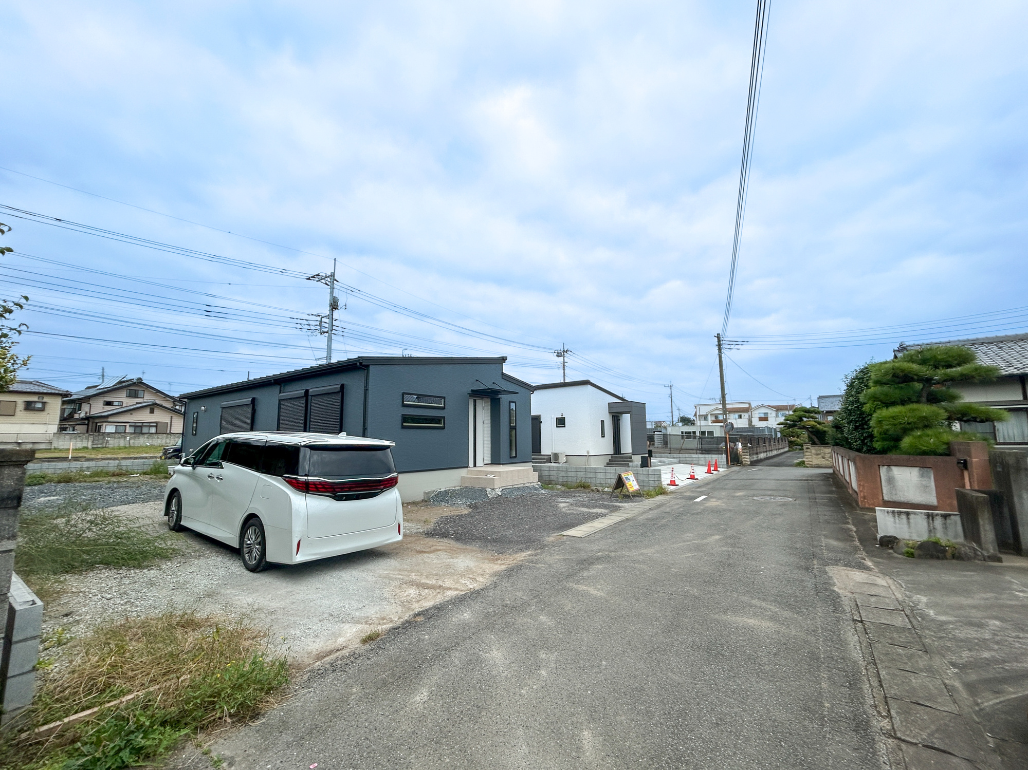 高崎市引間町　新築住宅全2区画の前面道路含む現地写真|低層の一戸建てを中心とした街並みが整然と続き、周辺は高い建物が建っていないので、採光や開放性に恵まれ、空が広く緑の多い閑静な趣を感じる環境です。

