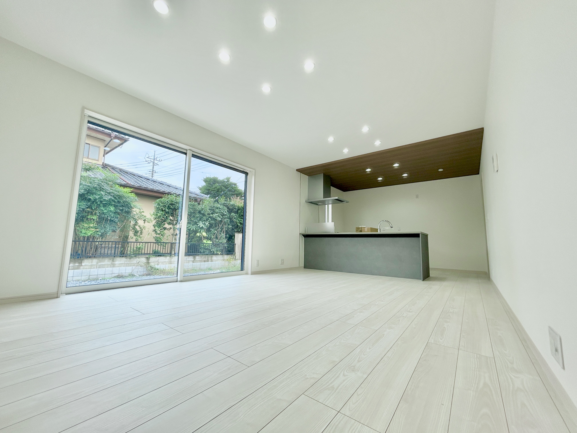 高崎市引間町　新築住宅全2区画の居間・リビング|オープンでのびやかな空間を生み出す、こだわりの広がりとゆとり。家族と過ごす時間を大切にしたい方にぴったりの明るくゆとりある住空間です。
