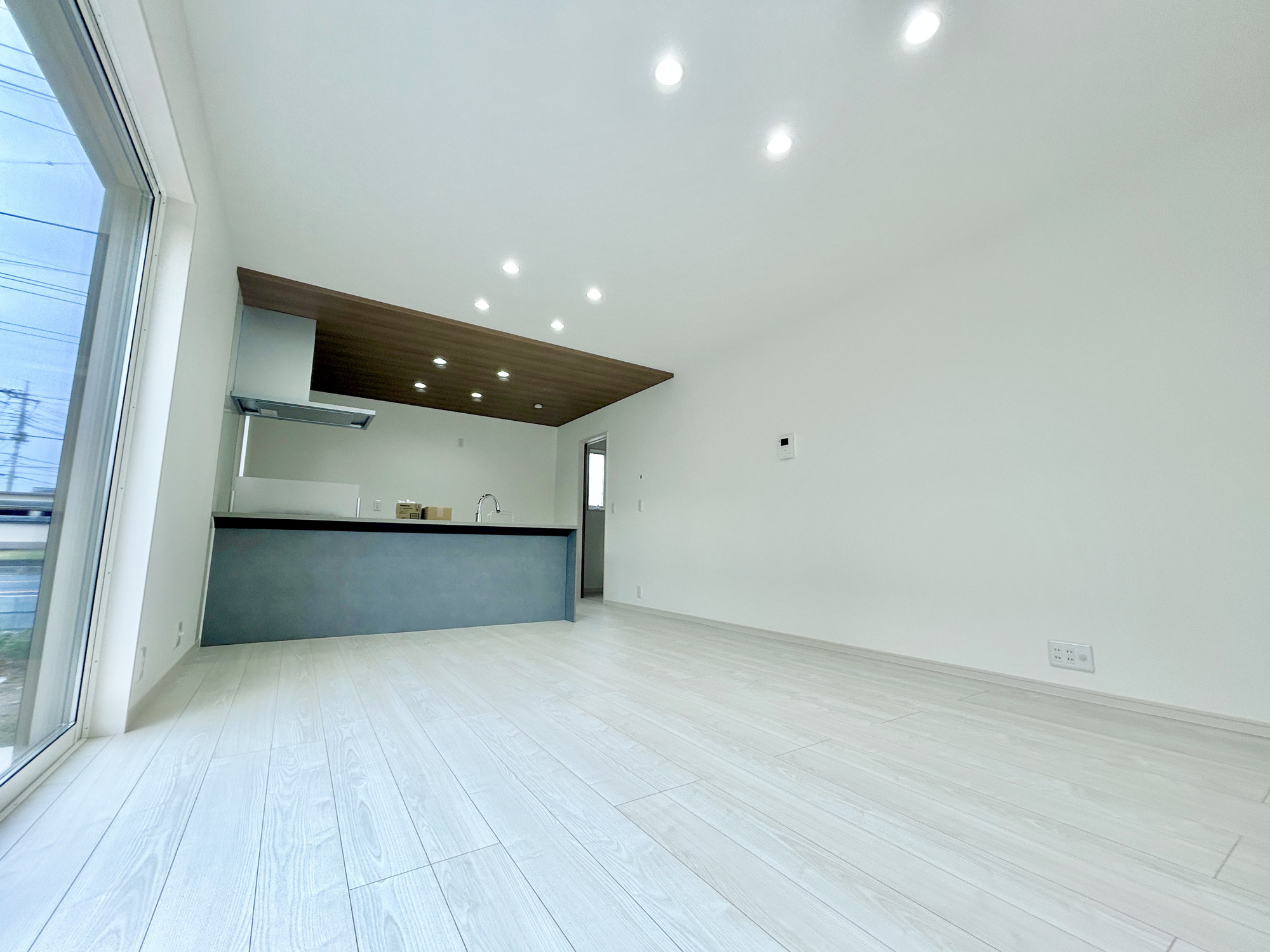 高崎市引間町　新築住宅全2区画の居間・リビング|大切なご家族が集まるからこそＬＤＫはこだわりたい！休日はおひさまの光をたっぷりと取りこめるリビングでゆったりと過ごしませんか？子供たちが元気に笑いながら走り回っても十分な広さの空間です。
