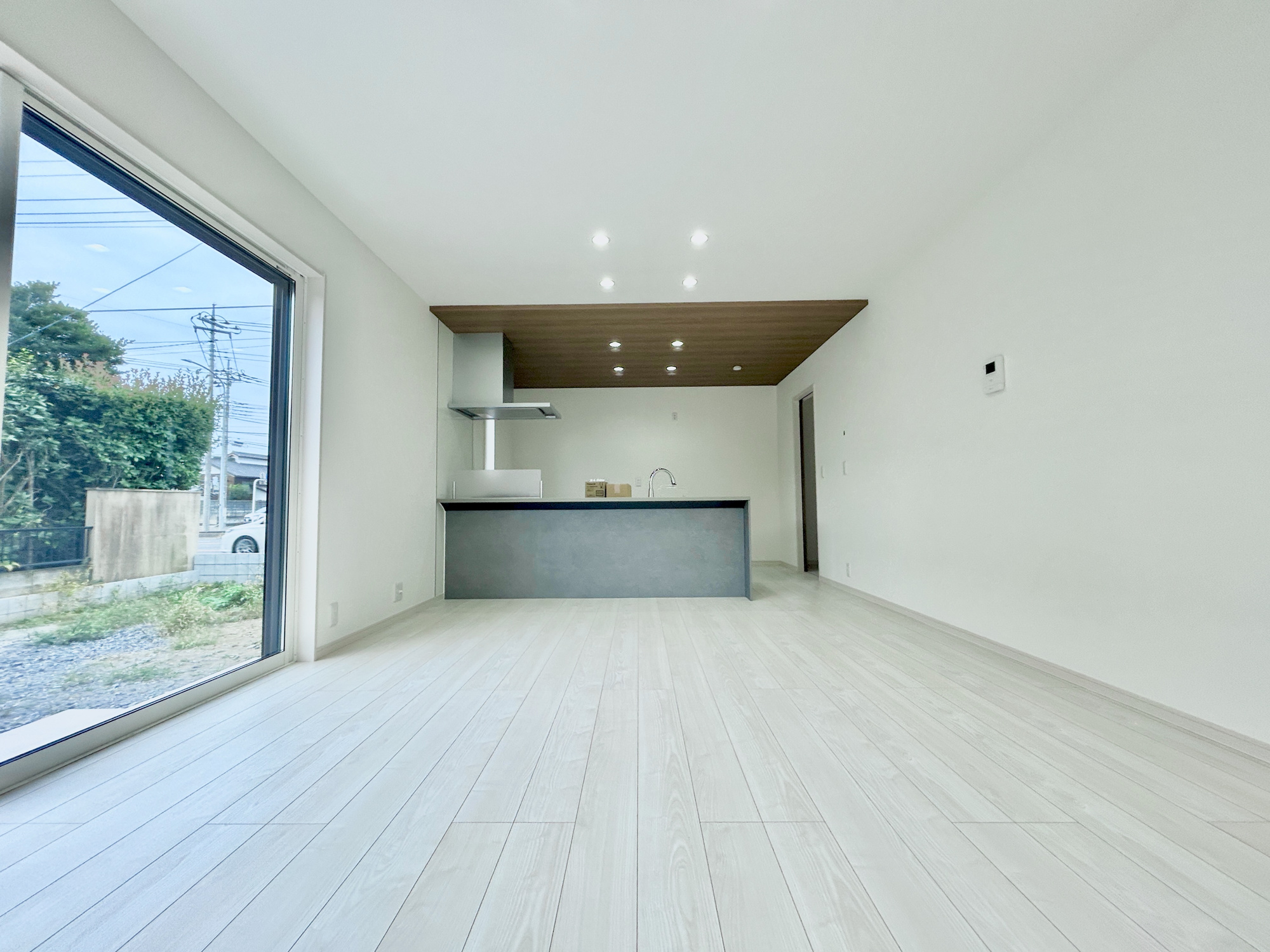 高崎市引間町　新築住宅全2区画の居間・リビング|ここにはみんなが集い、食事と楽しい会話が始まる。話に夢中になりすぎて、ついつい時を忘れてしまう。そんな束の間の幸せを感じさせてくれる場所。

