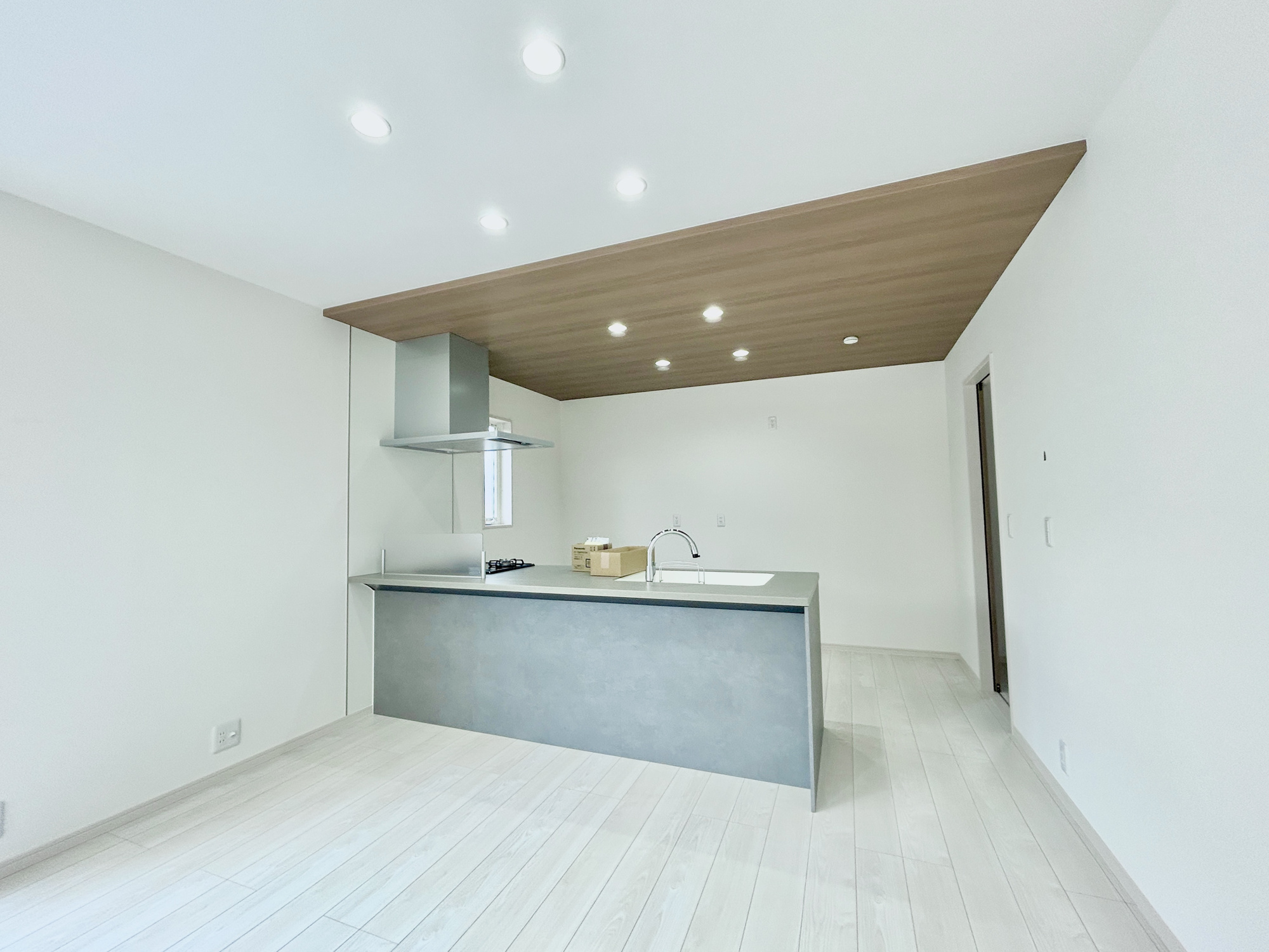 高崎市引間町　新築住宅全2区画のダイニング|ダイニングからリビングを見渡せる、見せるキッチン。ダイニングとの空間のつながりが、スペースのゆとりを生み出します♪

