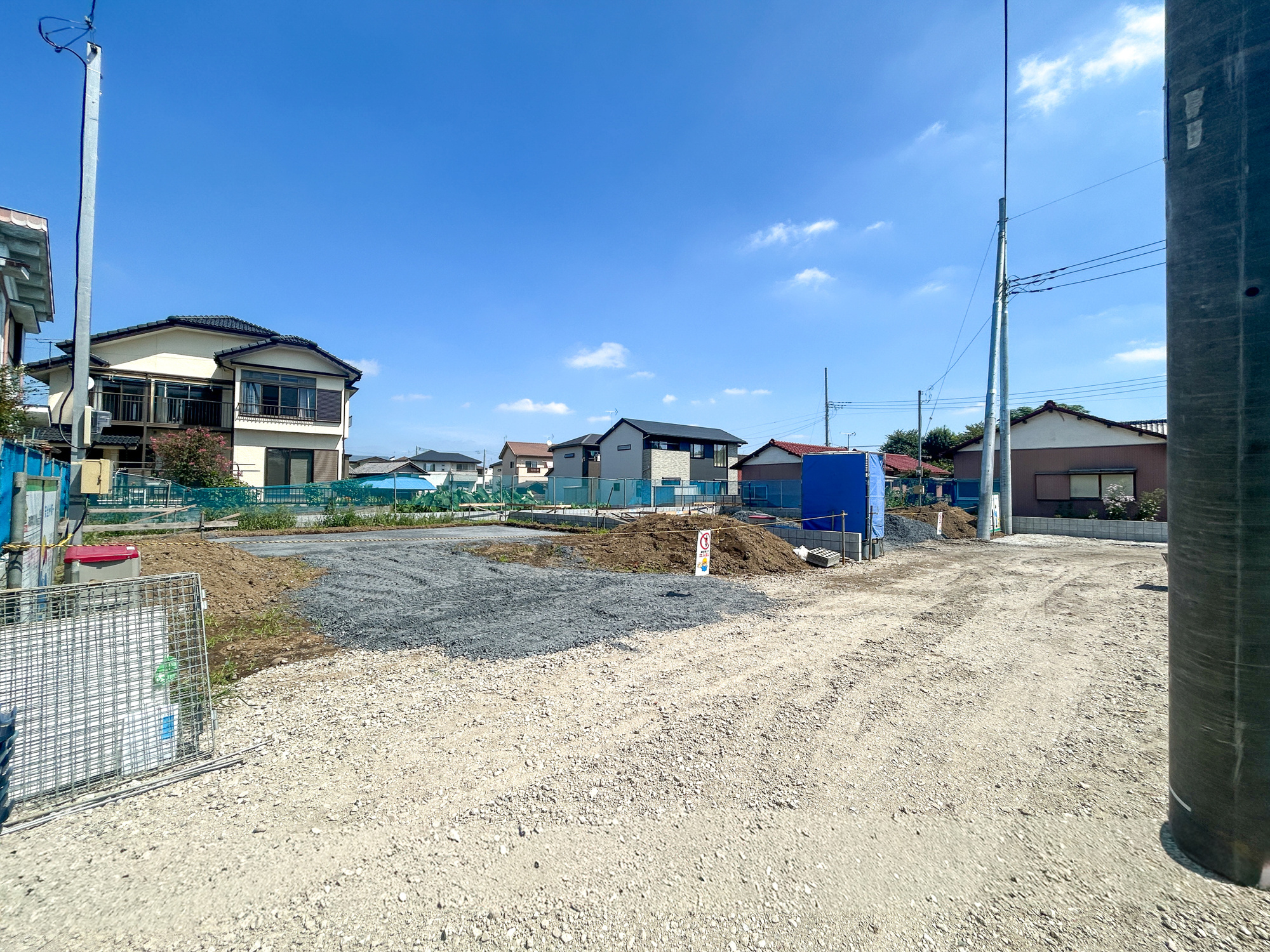 高崎市浜尻町　新築住宅全3棟の前面道路含む現地写真|閑静な住宅地で子育て家族にピッタリ。毎日のお散歩も快適な緑に恵まれたエリアで、自然に包まれた穏やかな暮らしを実現するための、ゆとりある住環境が整っています。

