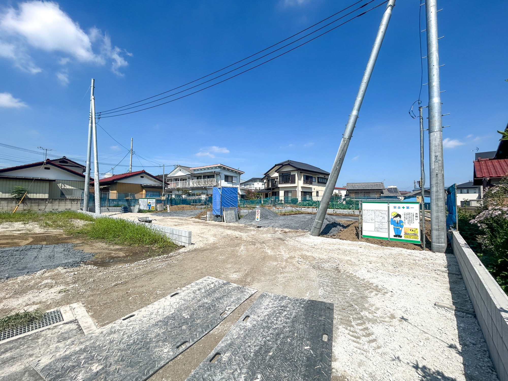 高崎市浜尻町　新築住宅全3棟の前面道路含む現地写真|低層の一戸建てを中心とした街並みが整然と続き、周辺は高い建物が建っていないので、採光や開放性に恵まれ、空が広く緑の多い閑静な趣を感じる環境です。

