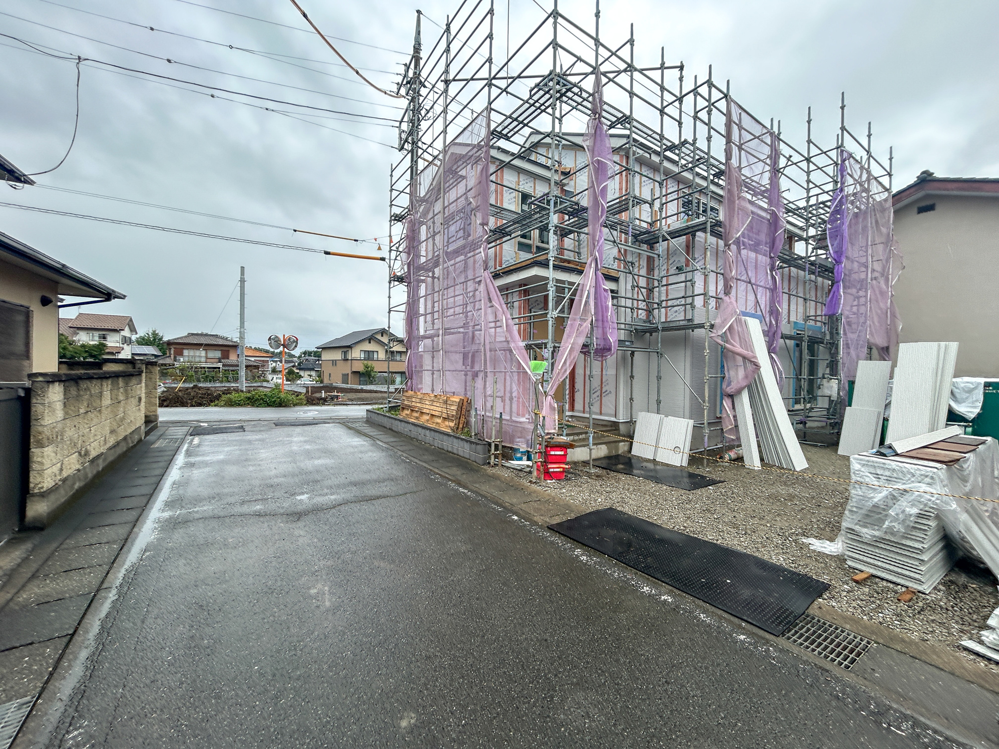 高崎市八幡町第7　新築住宅全1棟の前面道路含む現地写真|閑静な住宅地で子育て家族にピッタリ。毎日のお散歩も快適な緑に恵まれたエリアで、自然に包まれた穏やかな暮らしを実現するための、ゆとりある住環境が整っています。

