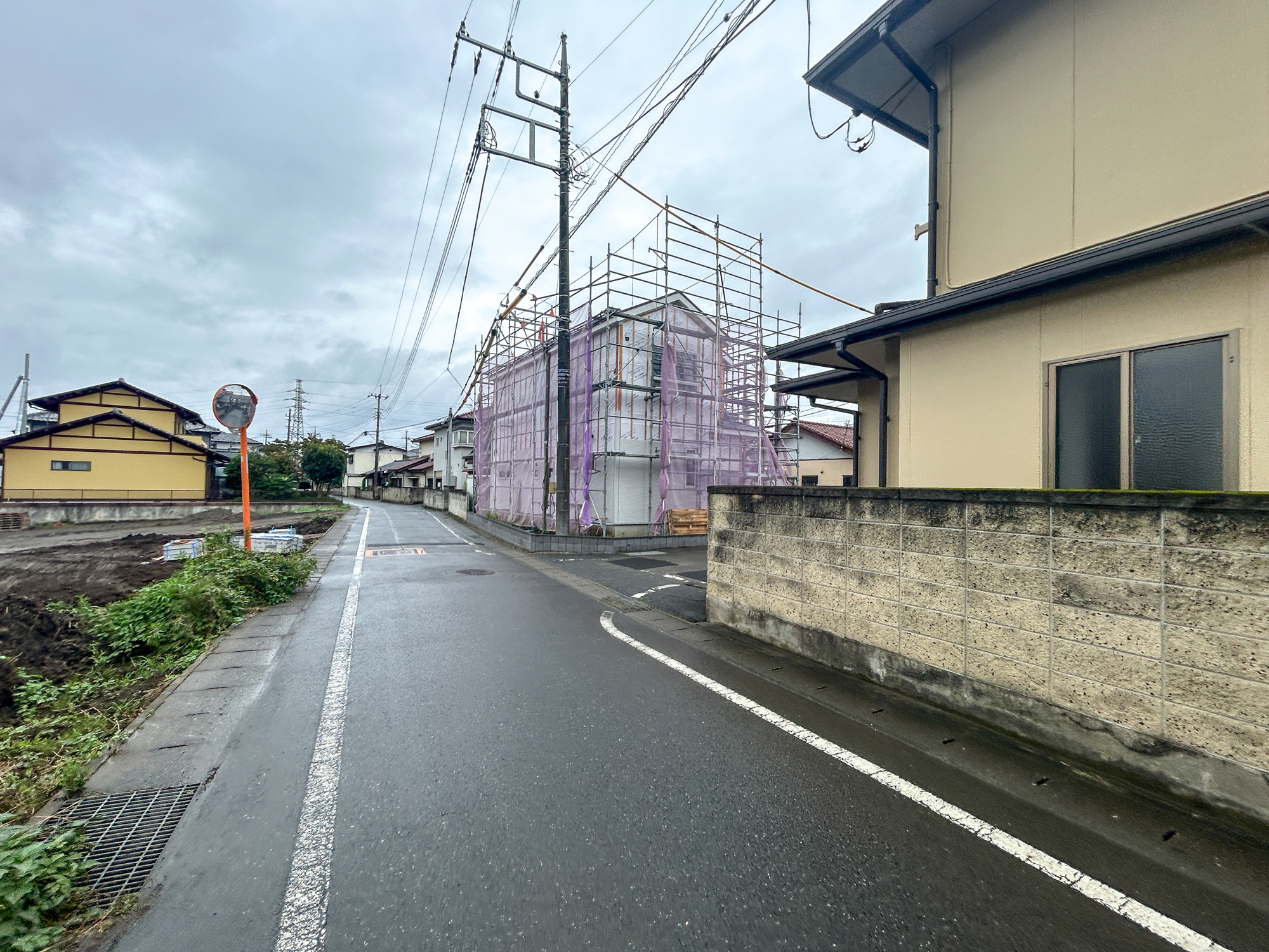 高崎市八幡町第7　新築住宅全1棟の前面道路含む現地写真|低層の一戸建てを中心とした街並みが整然と続き、周辺は高い建物が建っていないので、採光や開放性に恵まれ、空が広く緑の多い閑静な趣を感じる環境です。

