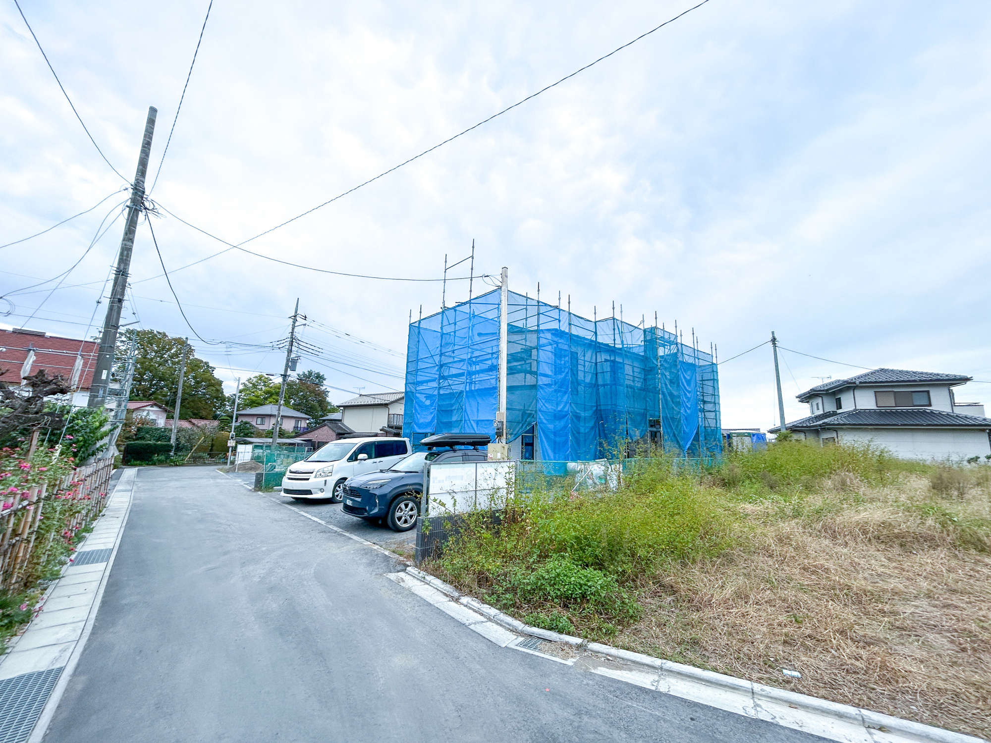 高崎市石原町4期　新築住宅全4棟の前面道路含む現地写真|閑静な住宅地で子育て家族にピッタリ。毎日のお散歩も快適な緑に恵まれたエリアで、自然に包まれた穏やかな暮らしを実現するための、ゆとりある住環境が整っています。

