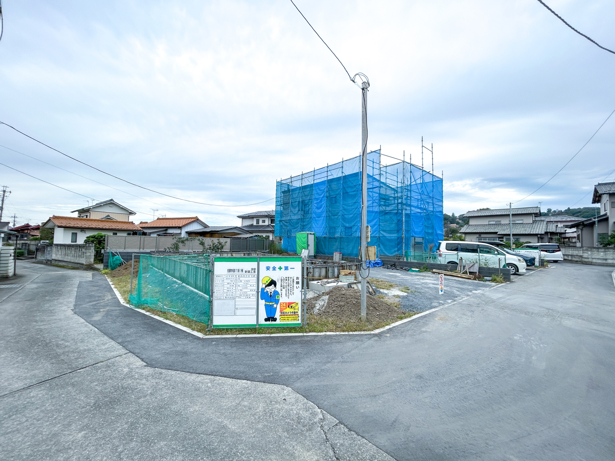 高崎市石原町4期　新築住宅全4棟の前面道路含む現地写真|低層の一戸建てを中心とした街並みが整然と続き、周辺は高い建物が建っていないので、採光や開放性に恵まれ、空が広く緑の多い閑静な趣を感じる環境です。

