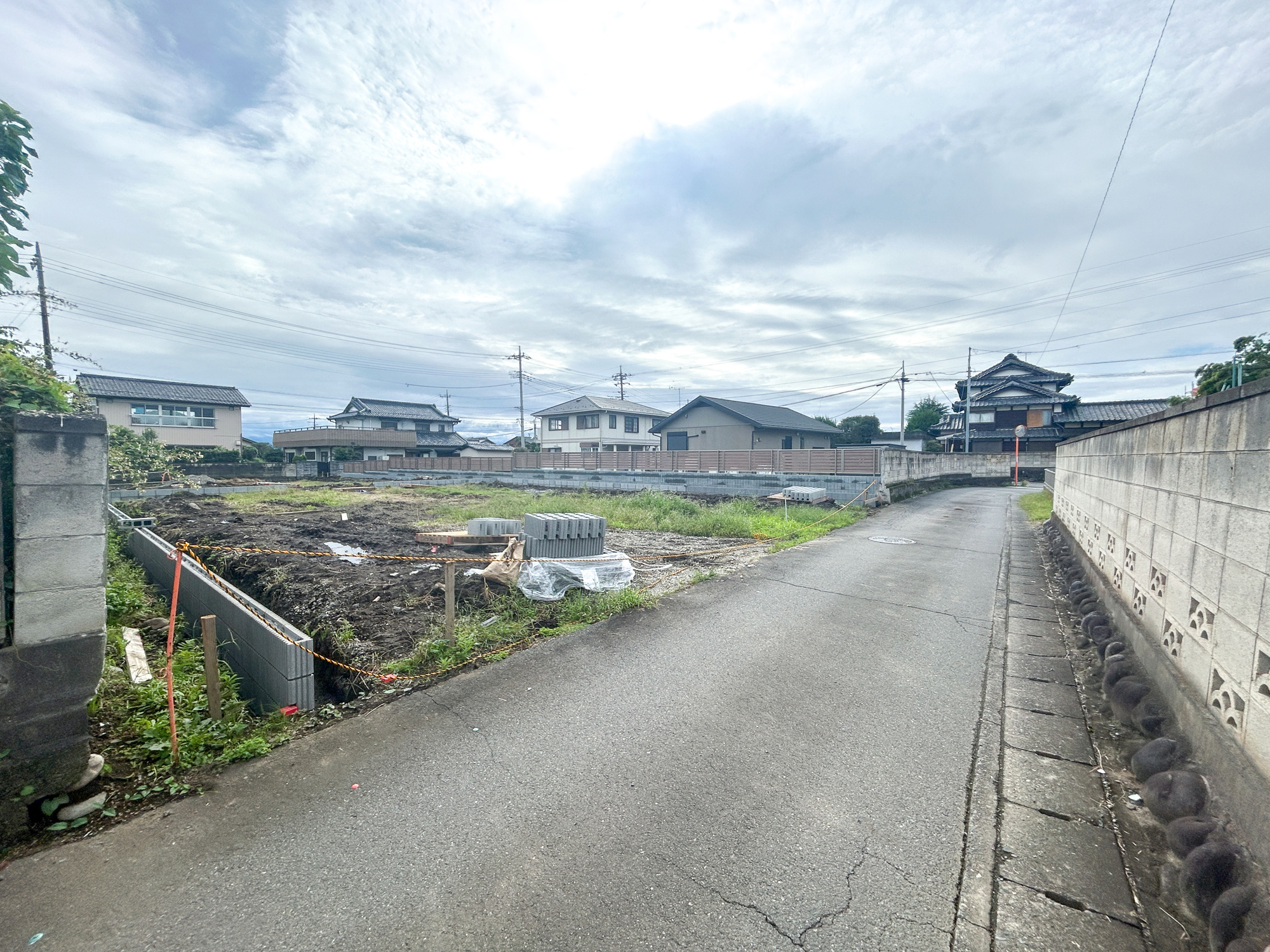 高崎市中尾町　新築住宅全2棟の前面道路含む現地写真|閑静な住宅地で子育て家族にピッタリ。毎日のお散歩も快適な緑に恵まれたエリアで、自然に包まれた穏やかな暮らしを実現するための、ゆとりある住環境が整っています。

