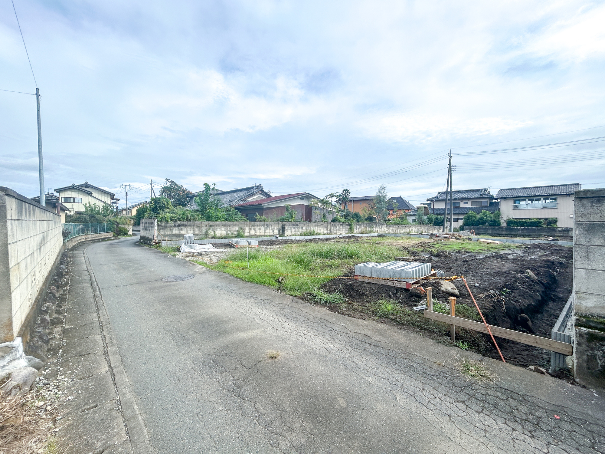高崎市中尾町　新築住宅全2棟の前面道路含む現地写真|低層の一戸建てを中心とした街並みが整然と続き、周辺は高い建物が建っていないので、採光や開放性に恵まれ、空が広く緑の多い閑静な趣を感じる環境です。

