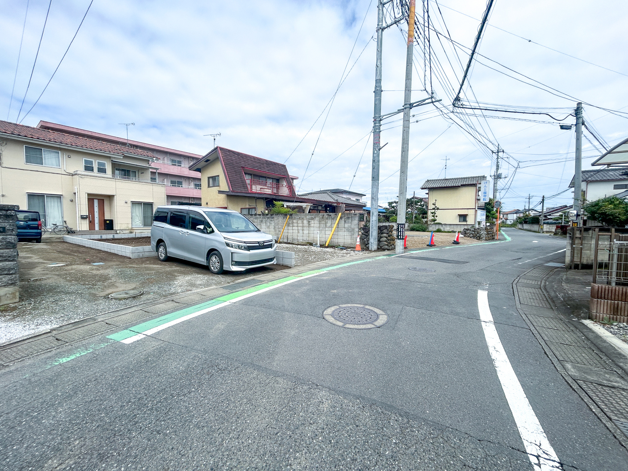 高崎市上小鳥町01期　新築住宅全1棟の前面道路含む現地写真|閑静な住宅地で子育て家族にピッタリ。毎日のお散歩も快適な緑に恵まれたエリアで、自然に包まれた穏やかな暮らしを実現するための、ゆとりある住環境が整っています。


