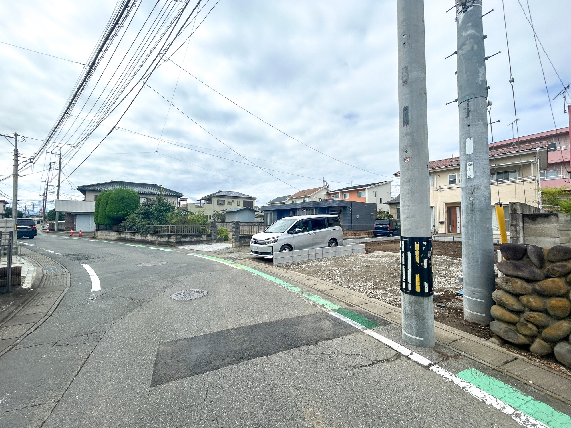 高崎市上小鳥町01期　新築住宅全1棟の前面道路含む現地写真|低層の一戸建てを中心とした街並みが整然と続き、周辺は高い建物が建っていないので、採光や開放性に恵まれ、空が広く緑の多い閑静な趣を感じる環境です。

