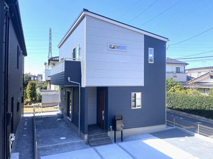 ブルー×グレーのツートンカラー。シンプルモダンな落ち着きのある外観です。
