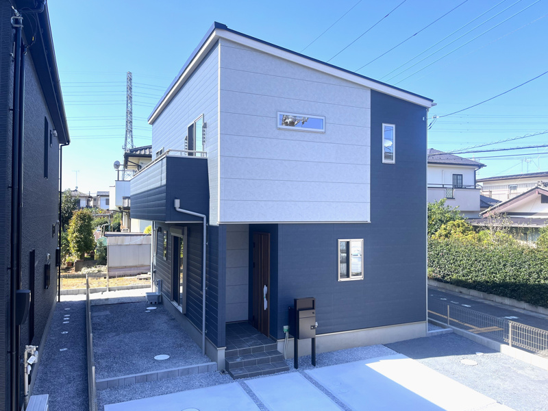 ブルー×グレーのツートンカラー。シンプルモダンな落ち着きのある外観です。