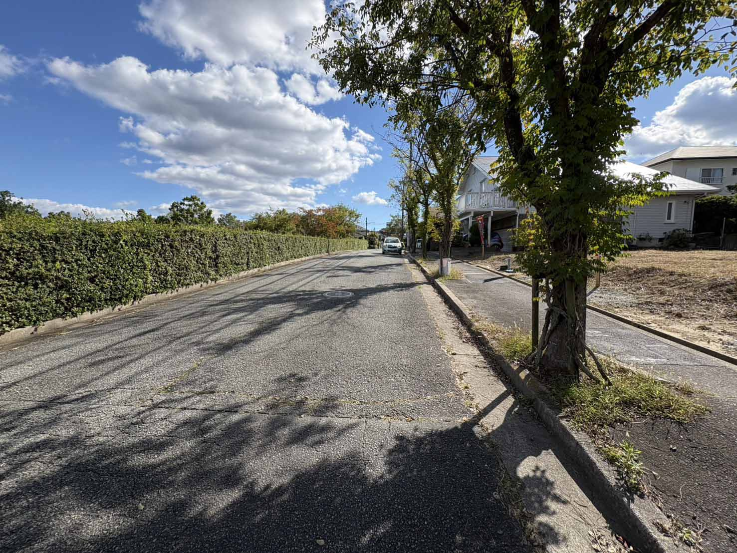 あかしあ台5丁目土地の前面道路含む現地写真