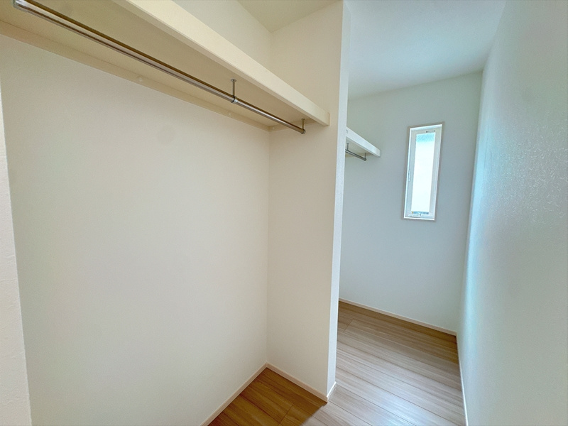 《2号棟　主寝室WIC》大きな収納なら服の収納はもちろん、生活しながら増えてきたものや、季節ものの雑貨、家電(扇風機や加湿器など)をしまえるので便利です。お部屋をすっきり、広く使うことができます。