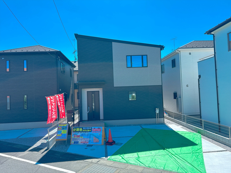 《2号棟　外観》モノトーンでまとめた格好いい外観。すっきりとした片流れ屋根が現代的な、街並みに美しく映えるスタイリッシュなデザイン！
