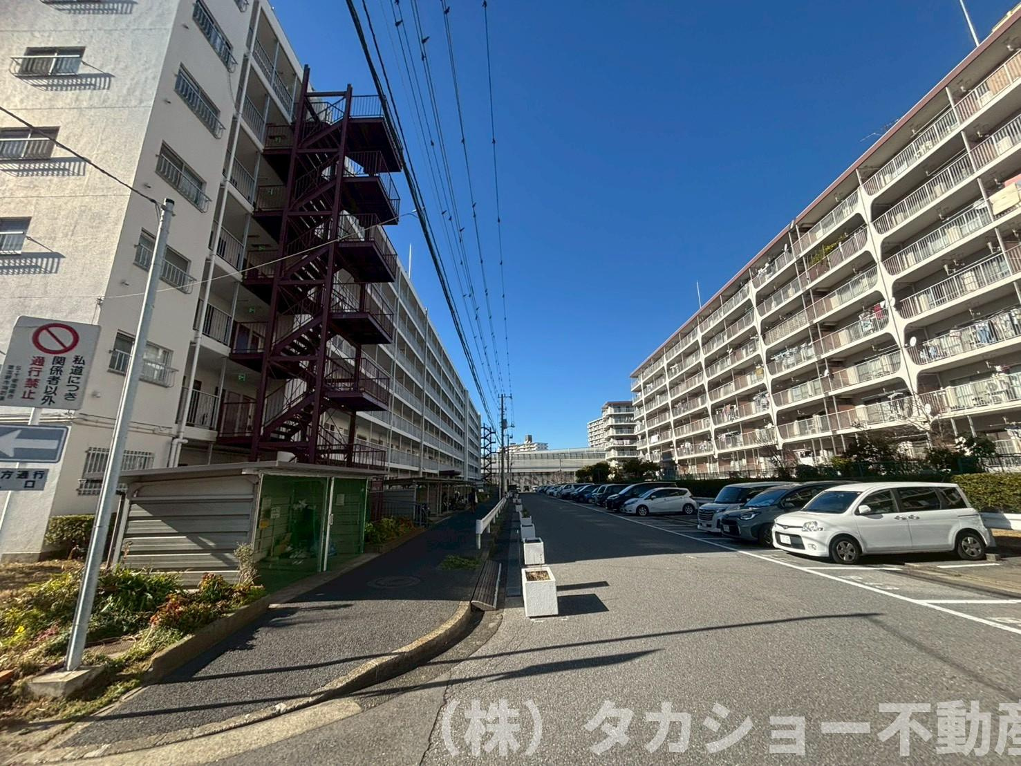 ソフトタウン谷津遊園　2号棟の駐車場