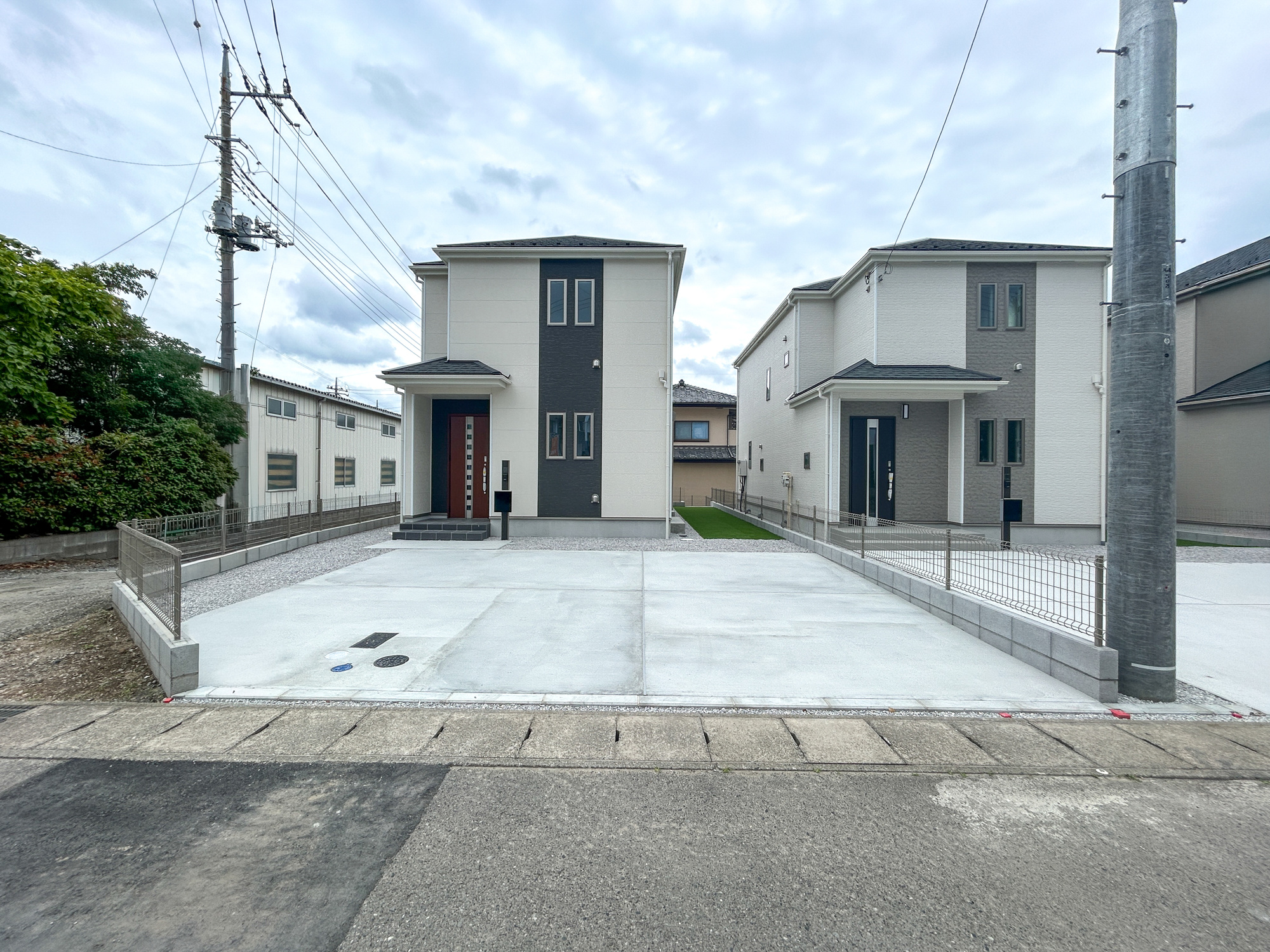 渋川市石原　新築住宅全3棟の駐車場|充分な駐車スペースはアレンジが出来る程のスペースがあります。お庭として利用も良しです♪