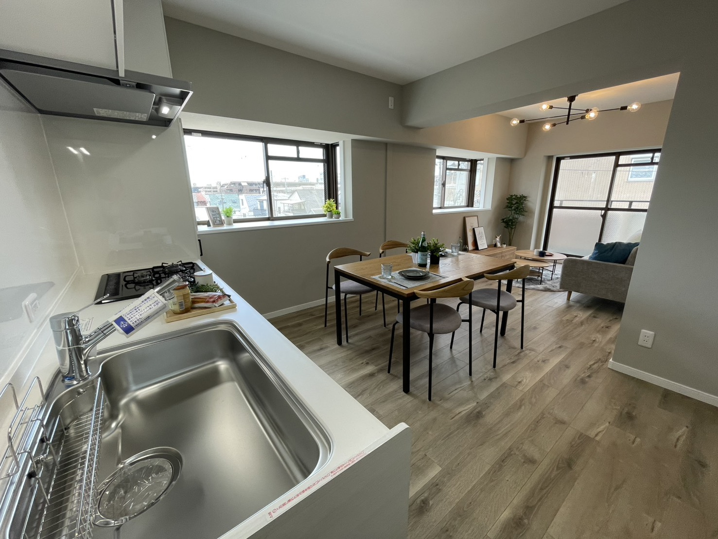サンワプラザ芦屋のキッチン|※設置されている家具・小物・照明はディスプレイ用です。