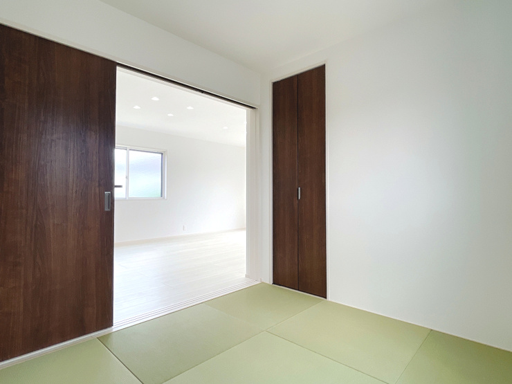 南羽生2丁目8（全3区画）1号棟 和室：「健やかおもて」は抗菌仕様且つ、表面が削れにくい為ささくれや毛羽立ちもごくわずか。家族のお昼寝スペースとしても快適にお使い頂けます。