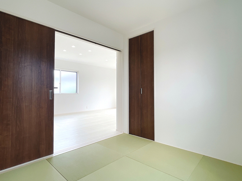 南羽生2丁目8（全3区画）1号棟 和室：「健やかおもて」は抗菌仕様且つ、表面が削れにくい為ささくれや毛羽立ちもごくわずか。家族のお昼寝スペースとしても快適にお使い頂けます。