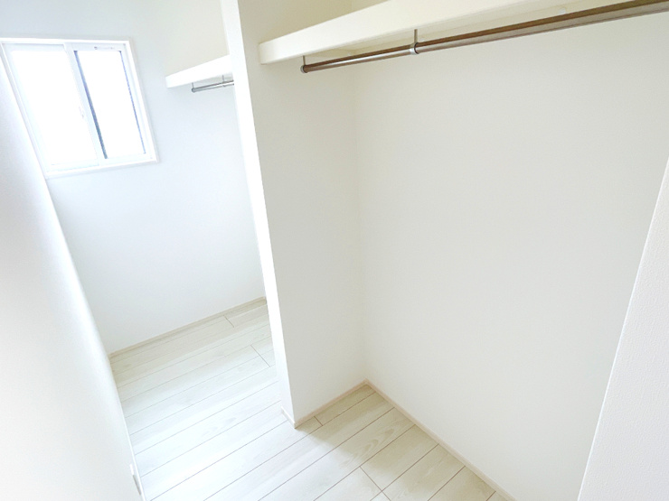 南羽生2丁目8（全3区画）1号棟 WIC:丈の長い衣類や、シワを付けたくないスーツ等を掛けておくのにぴったりの収納。衣替えの必要がないくらいの大容量です！