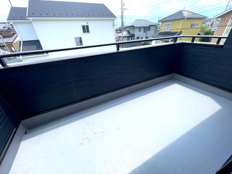 南羽生2丁目8（全3区画）1号棟　バルコニー： 外壁付物干金物が付いている為、お外に洗濯物を干すことも可能です。屋根も付いているので多少の雨風も凌げますね。