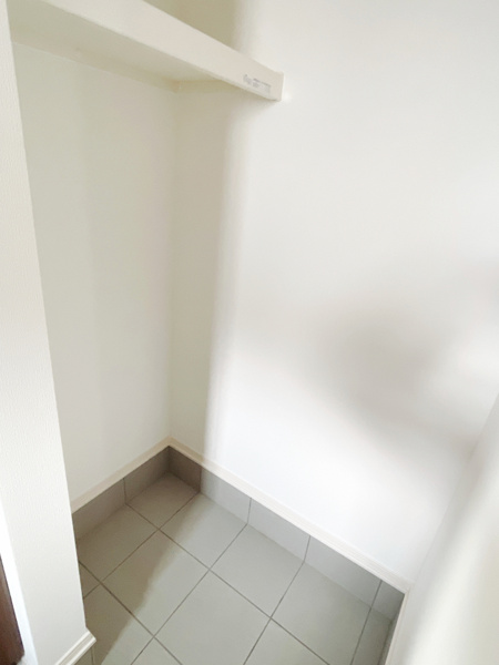 南羽生2丁目8（全3区画）1号棟　土間収納：土間収納は上着を掛けることが出来るハンガーパイプ付き。お部屋の中に持ち込みたくない衣類を置いておけるため、雨の日や花粉の時期でも安心です。