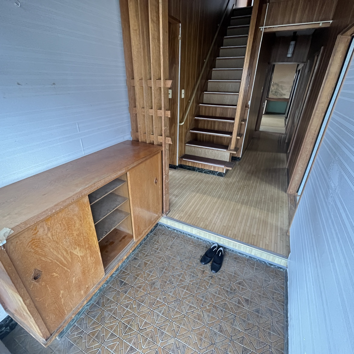 登別市柏木町3丁目3-4　中古住宅の玄関