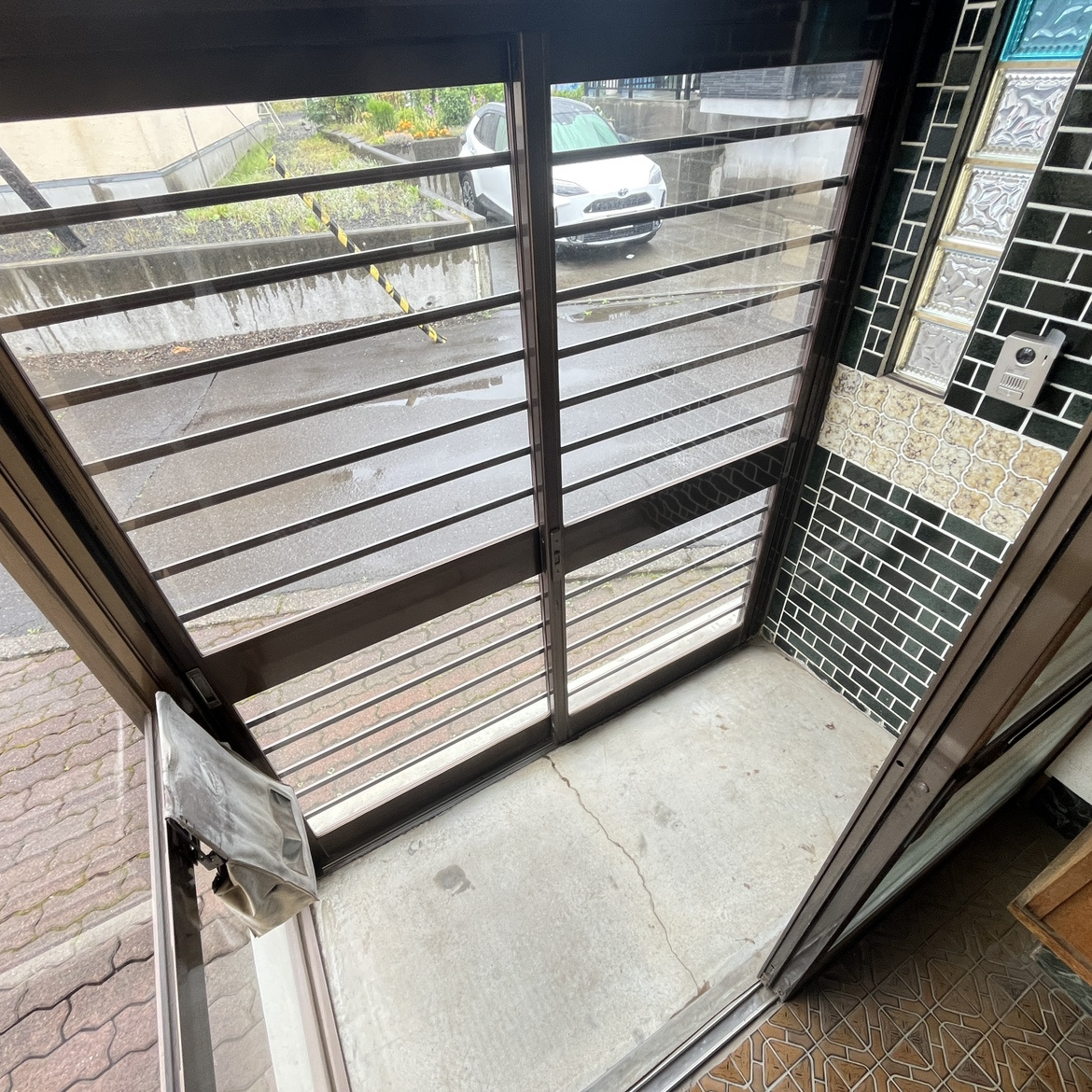 登別市柏木町3丁目3-4　中古住宅の玄関