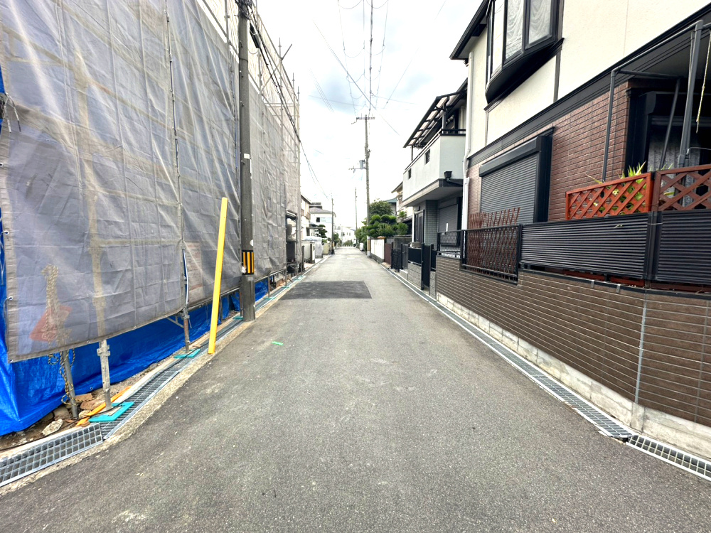 豊中市上野東2丁目　新築戸建ての前面道路含む現地写真|前面道路北側約4ｍ