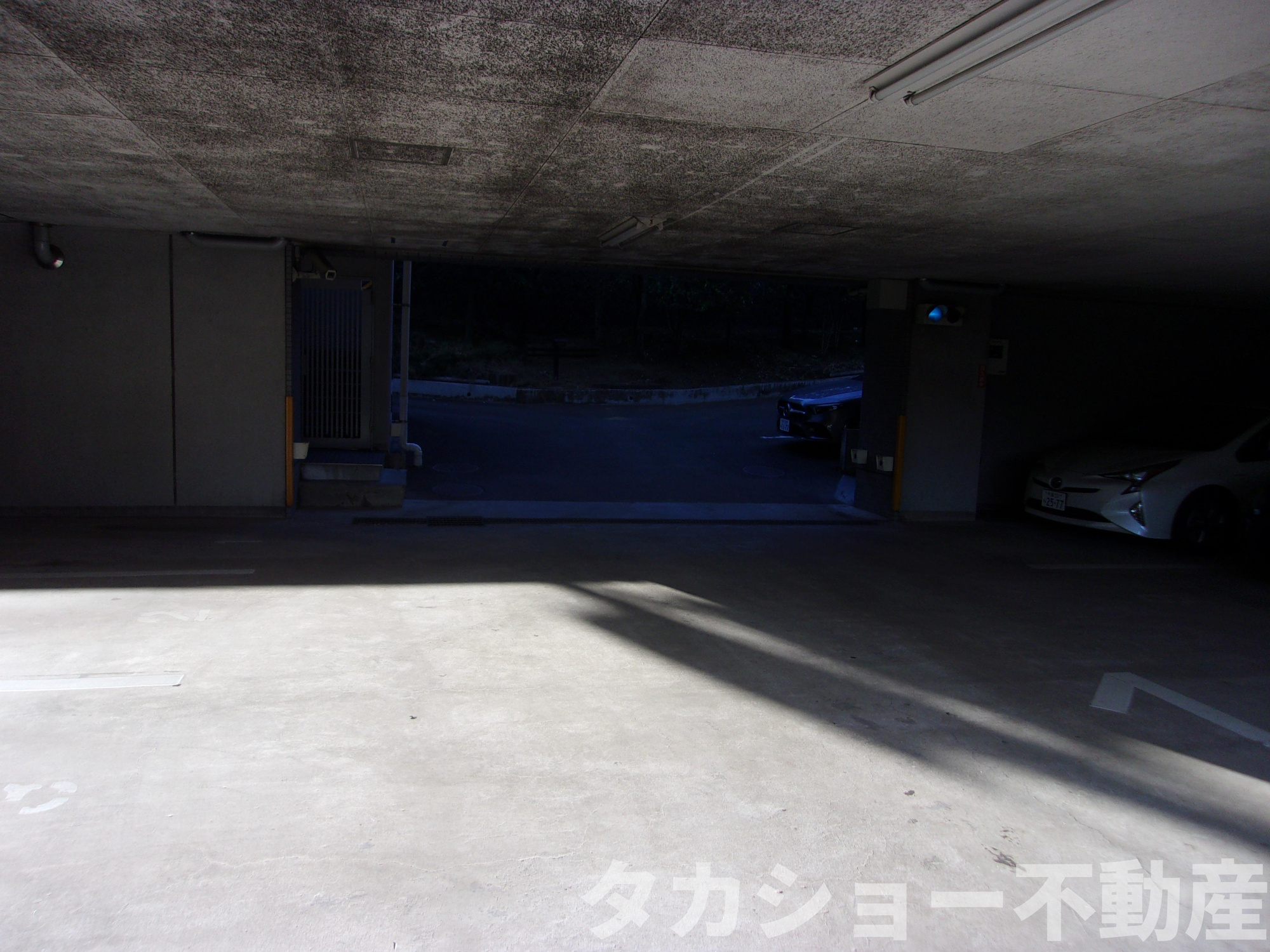 千葉寺パーク・ホームズの駐車場|車をお持ちの方に嬉しい駐車場付きの物件です