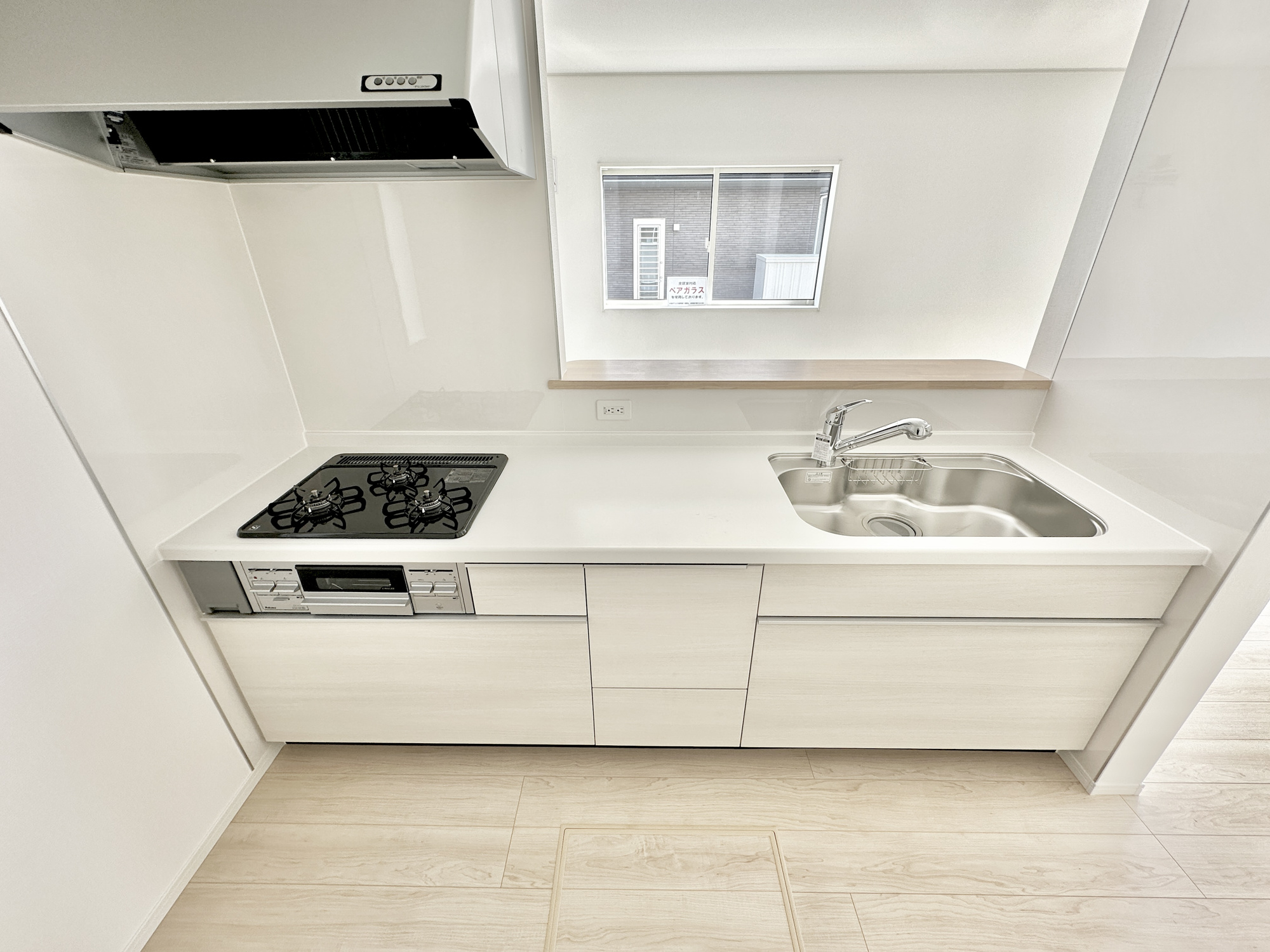 宇都宮市東峰町の新築一戸建のキッチン|収納が多いのでキッチンの上は常にきれいに保てます！！
お料理がしたくなるそんな嬉しい・楽しいキッチンです♪
