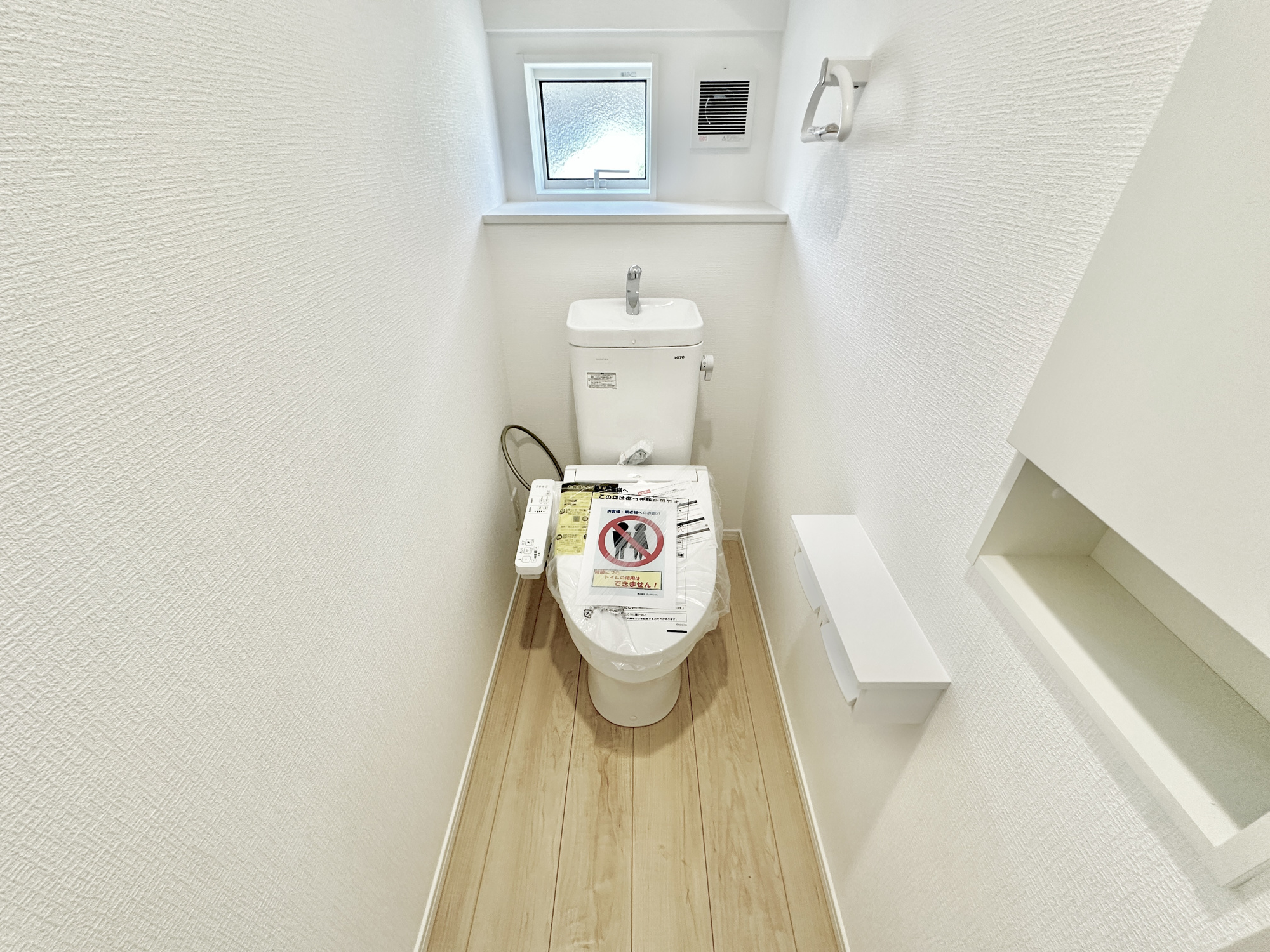 宇都宮市東峰町の新築一戸建のトイレ|節水型でエコなトイレには、今では当たり前の洗浄付き。便座を温める機能もついていて、居心地良くてトイレから出られなくなるかも！換気用に換気扇はもちろん、窓も着いているので常に快適ですね♪