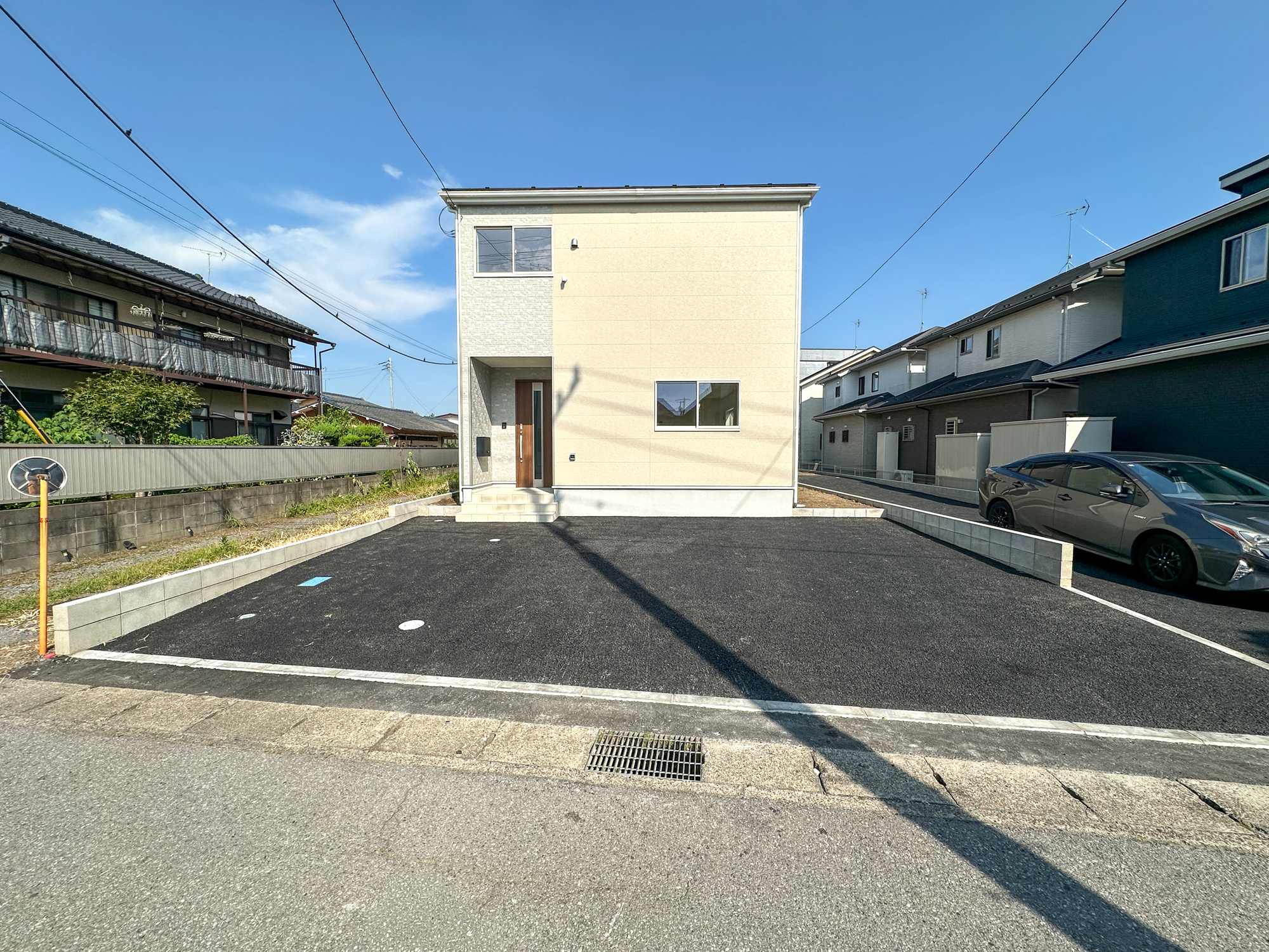 宇都宮市東峰町の新築一戸建の駐車場|車庫土間施工、駐車2～3台可能です(^^♪