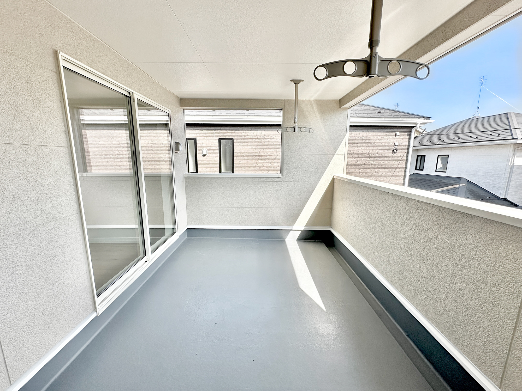 宇都宮市東峰町の新築一戸建のバルコニー|インナーバルコニーなので急な雨でも安心♪広々としたバルコニーで日々の洗濯物はもちろん、布団などの大物もたくさん干していただけます♪